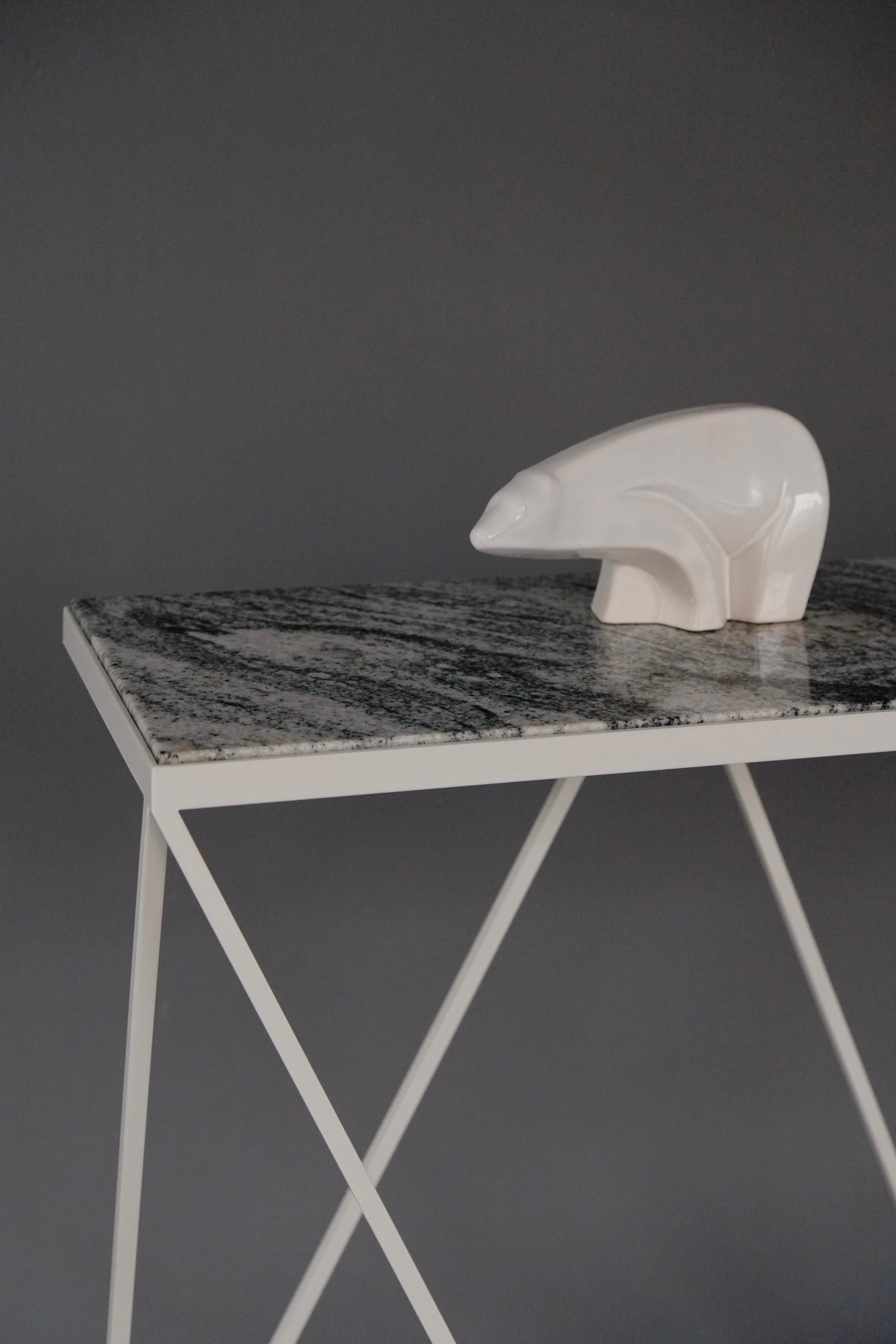 Schlanker Konsolentisch aus weißem Stahl mit Granitplatte / anpassbar (Geschweißt) im Angebot