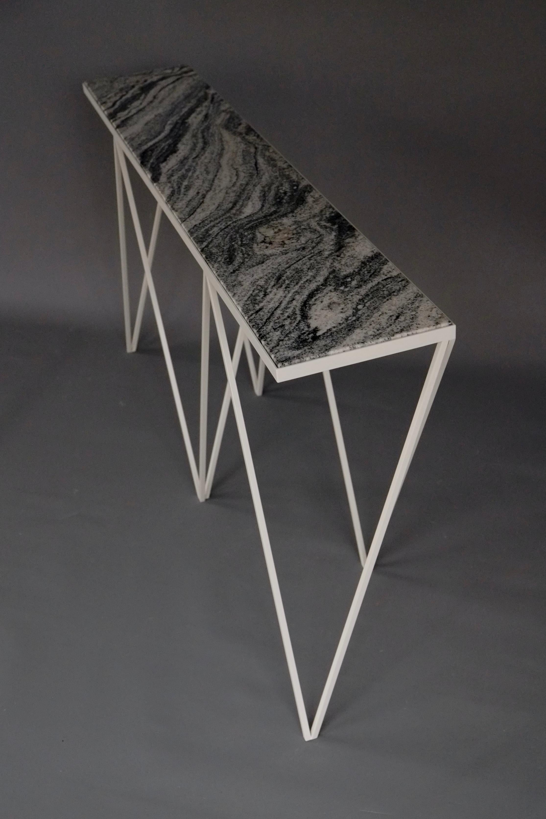 Acier Table console en acier blanc mince avec plateau en granit / personnalisable en vente