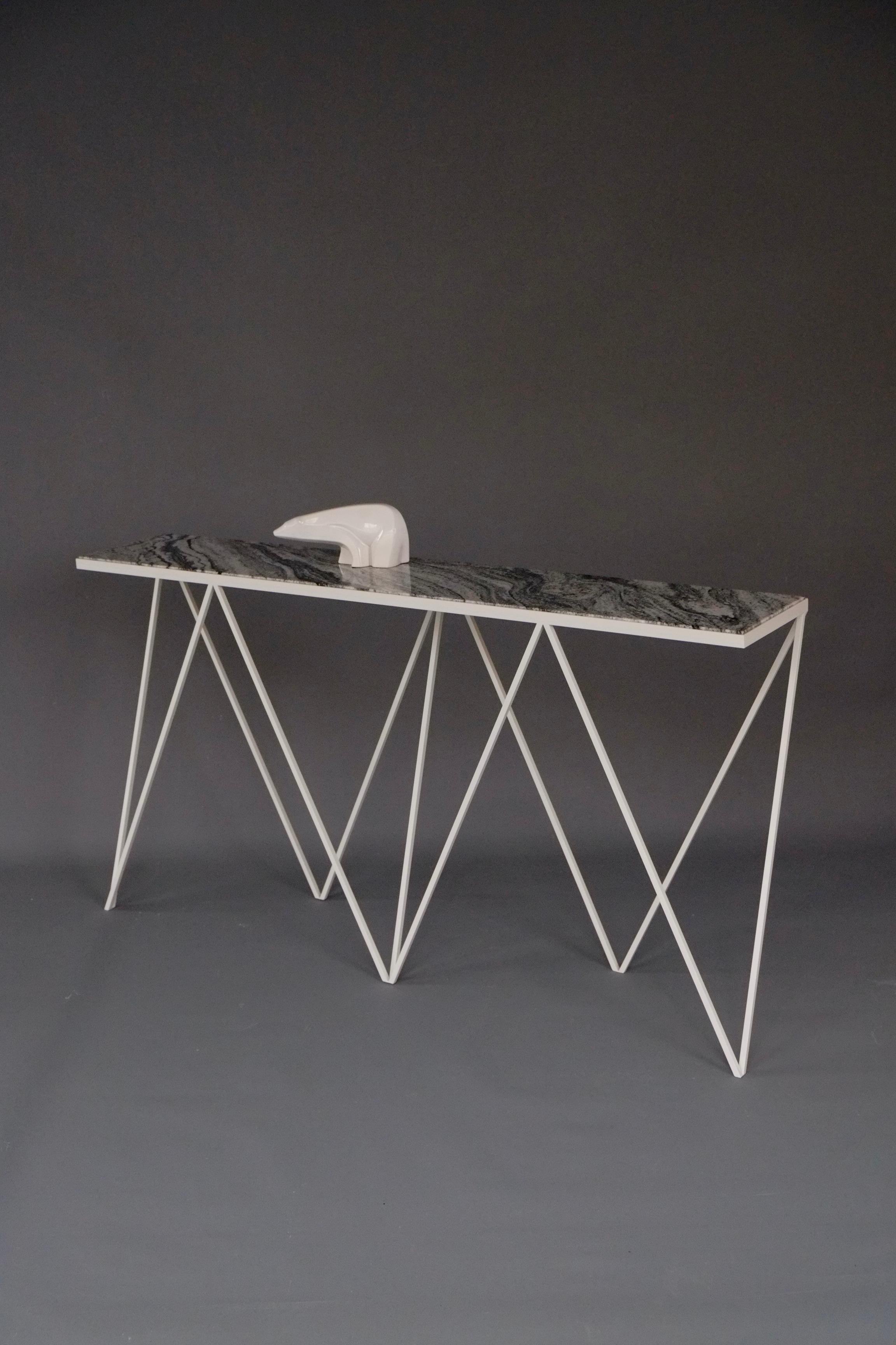 Table console en acier blanc mince avec plateau en granit / personnalisable en vente 1