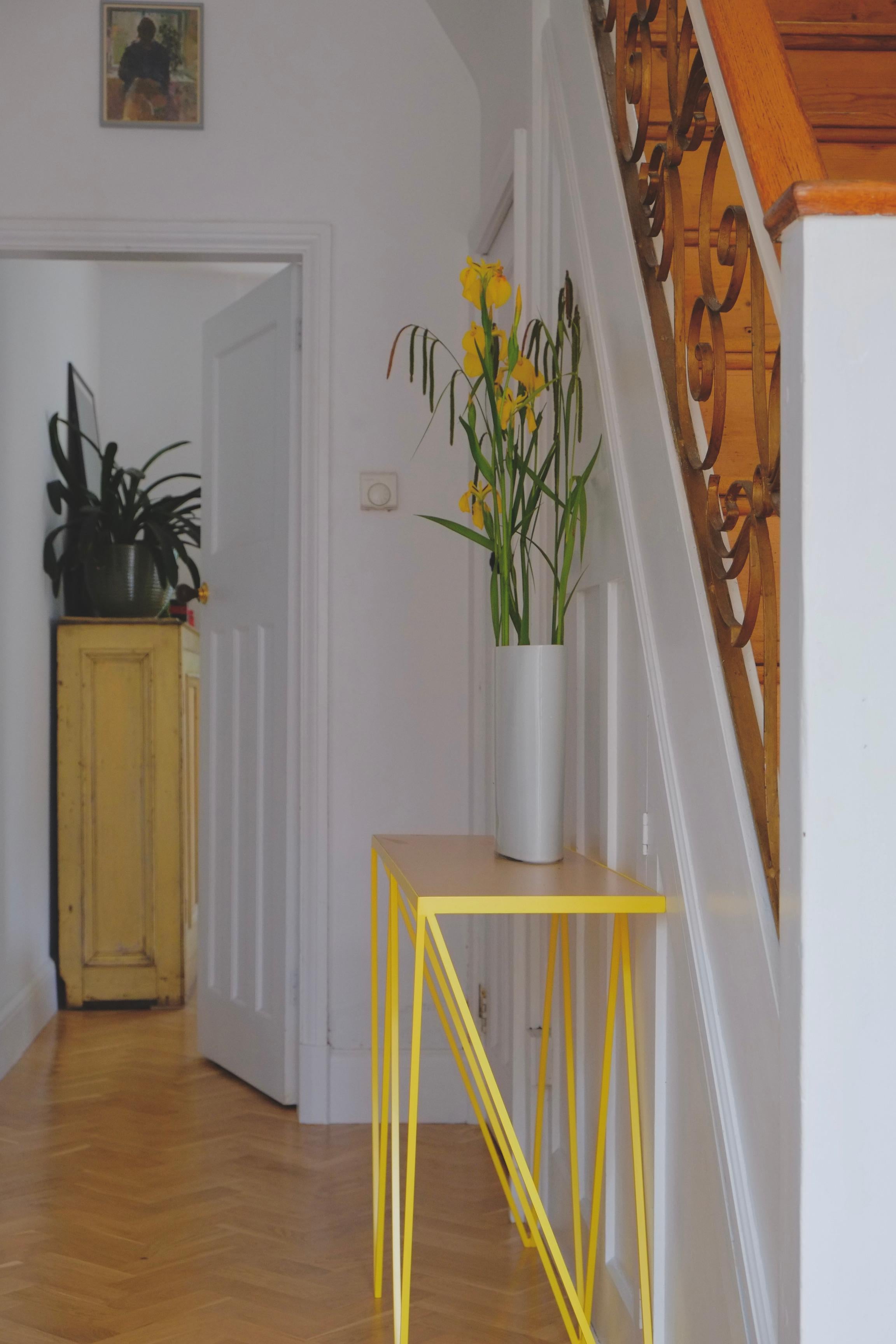 Schlanker Konsolentisch aus gelbem Stahl mit Holzplatte / anpassbar (Bauhaus) im Angebot