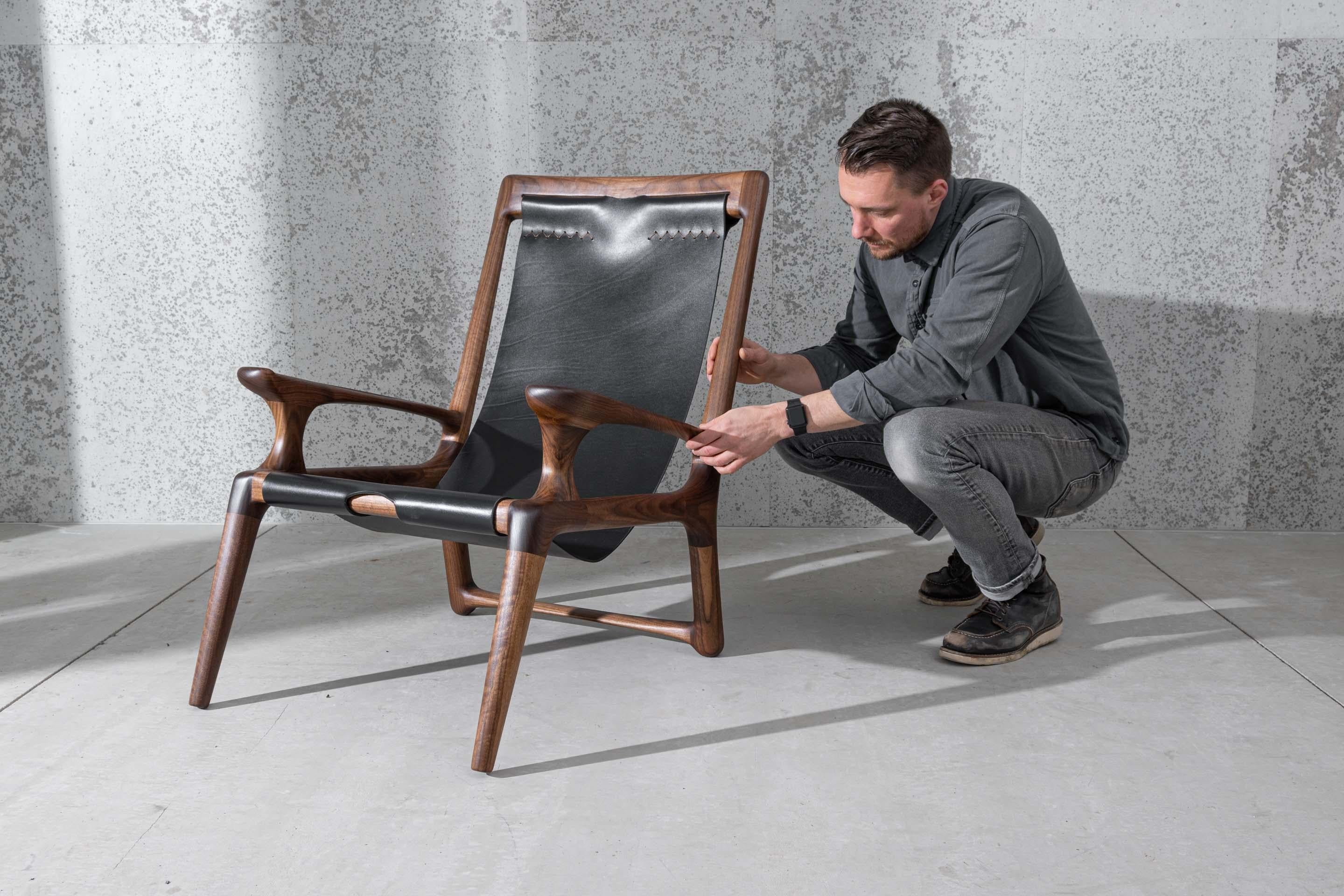 Sling Chair Mod2 aus Leder, Armlehnen verbunden, Loungesessel aus Nussbaumholz + Olivenleder im Angebot 4