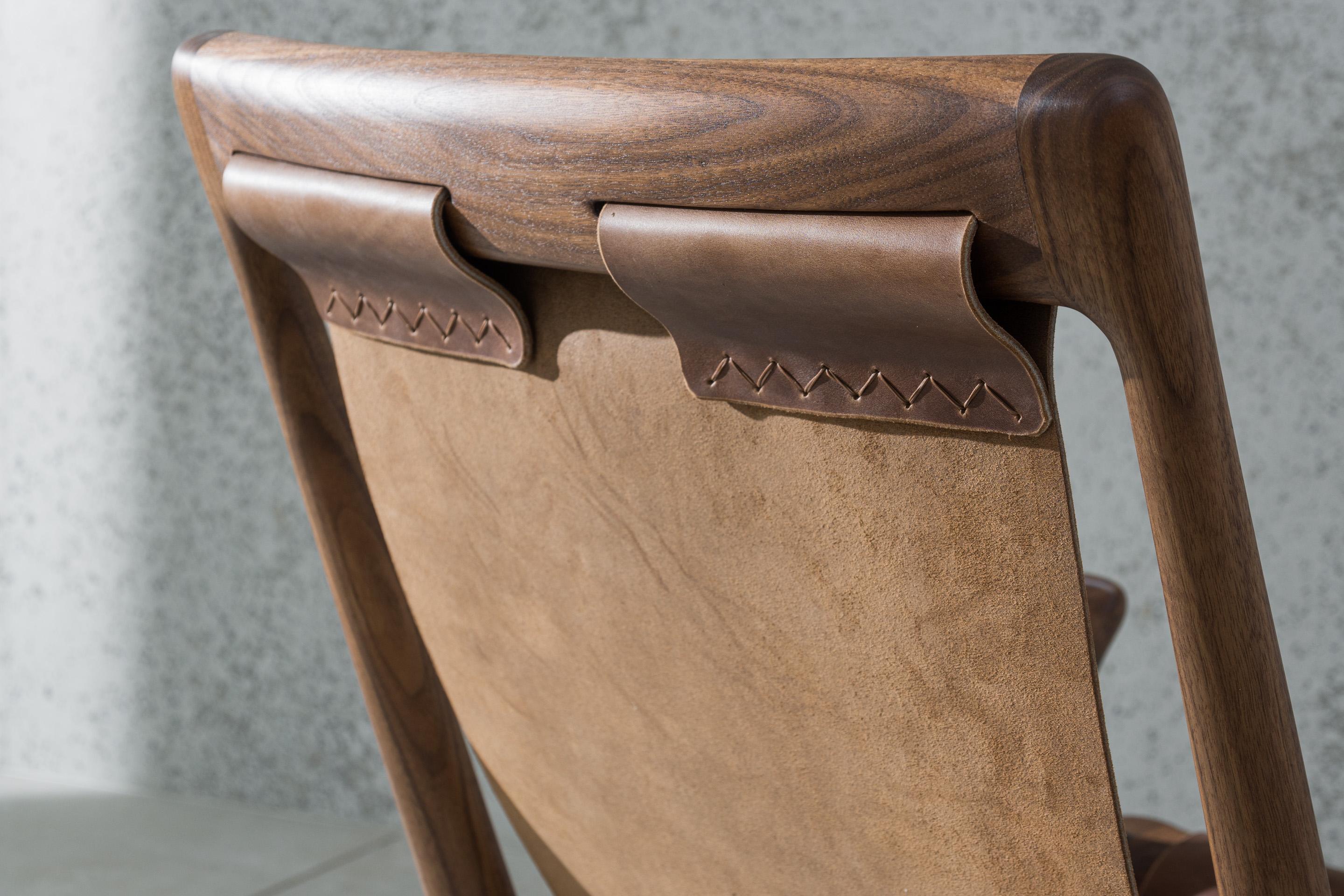 Sling Chair Mod2 aus Leder, Armlehnen verbunden, Loungesessel aus Nussbaumholz + Olivenleder im Angebot 11