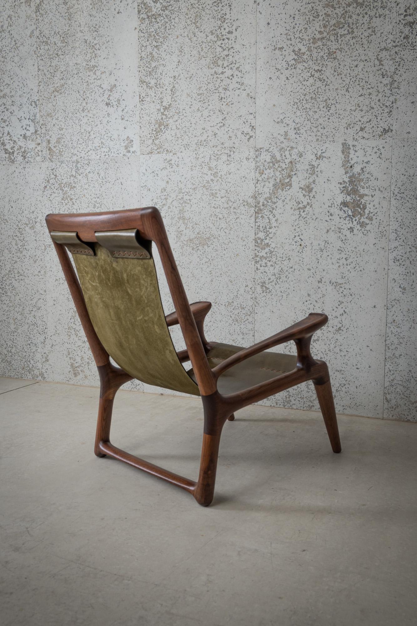 Scandinavo moderno Sedia a fionda Mod2 in pelle, braccioli collegati, poltrona lounge in noce + pelle d'oliva in vendita