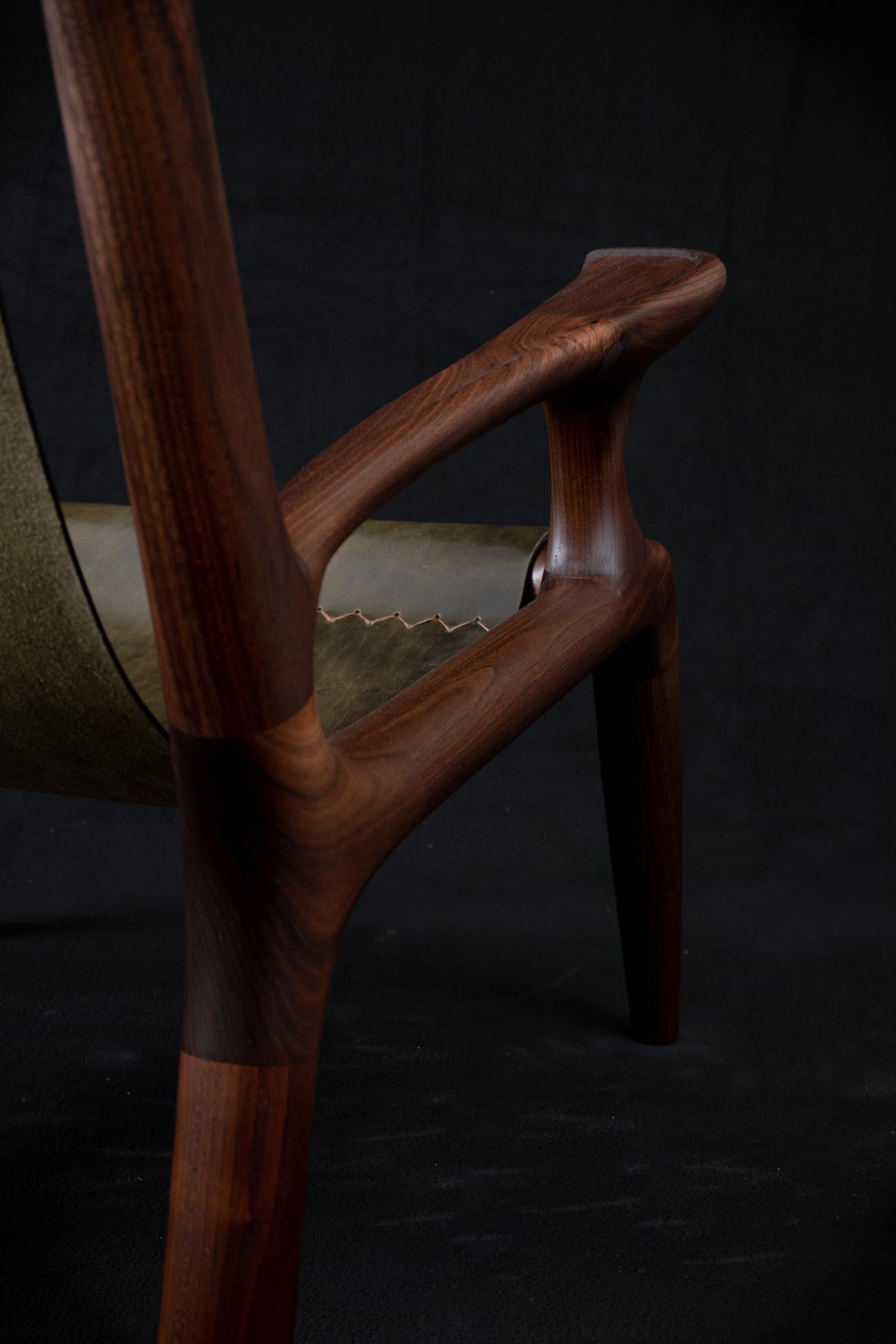 Sling Chair Mod2 aus Leder, Armlehnen verbunden, Loungesessel aus Nussbaumholz + Olivenleder (amerikanisch) im Angebot