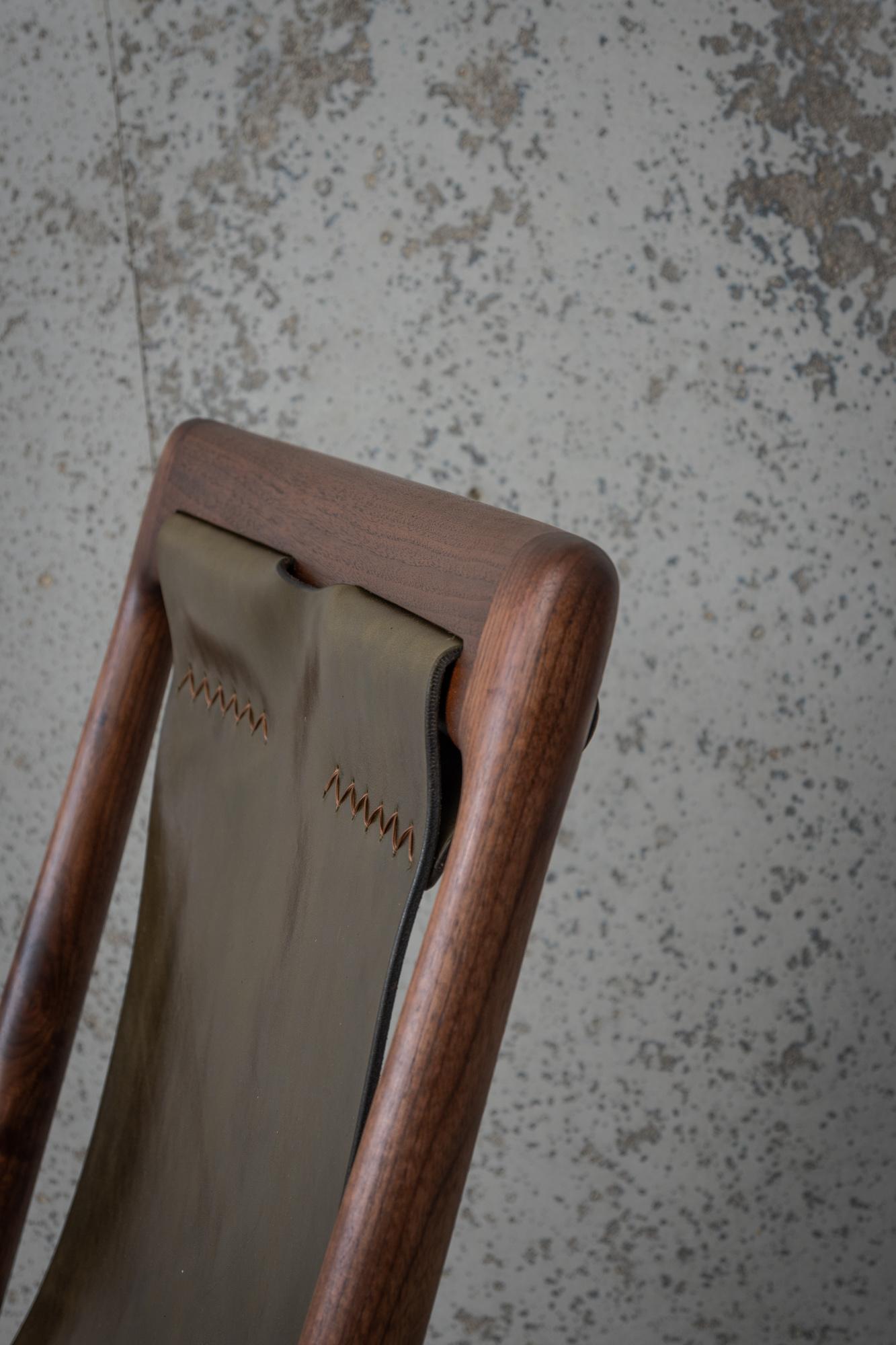 Sling Chair Mod2 aus Leder, Armlehnen verbunden, Loungesessel aus Nussbaumholz + Olivenleder (Handgeschnitzt) im Angebot