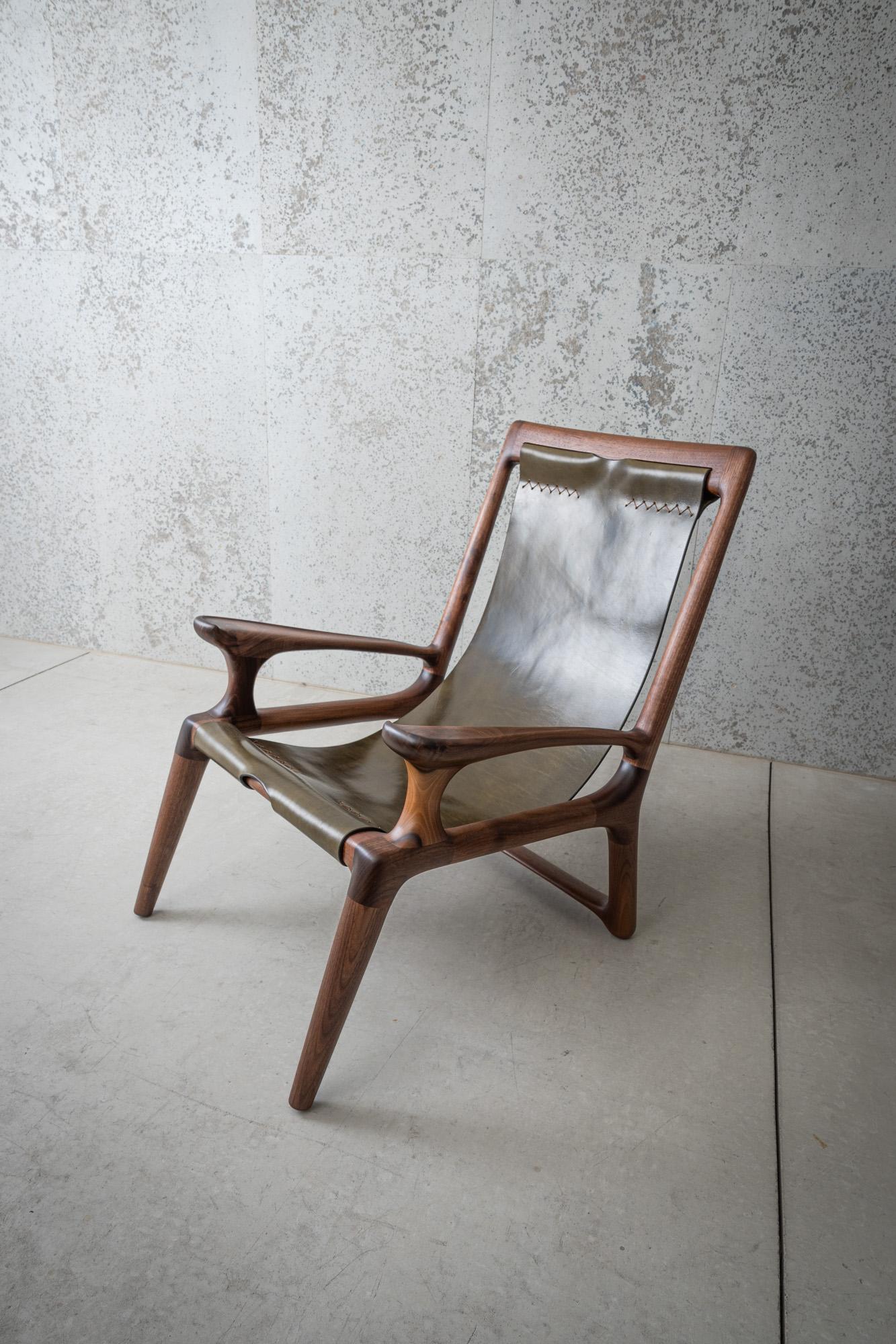 Sling Chair Mod2 aus Leder, Armlehnen verbunden, Loungesessel aus Nussbaumholz + Olivenleder im Zustand „Neu“ im Angebot in Bend, OR