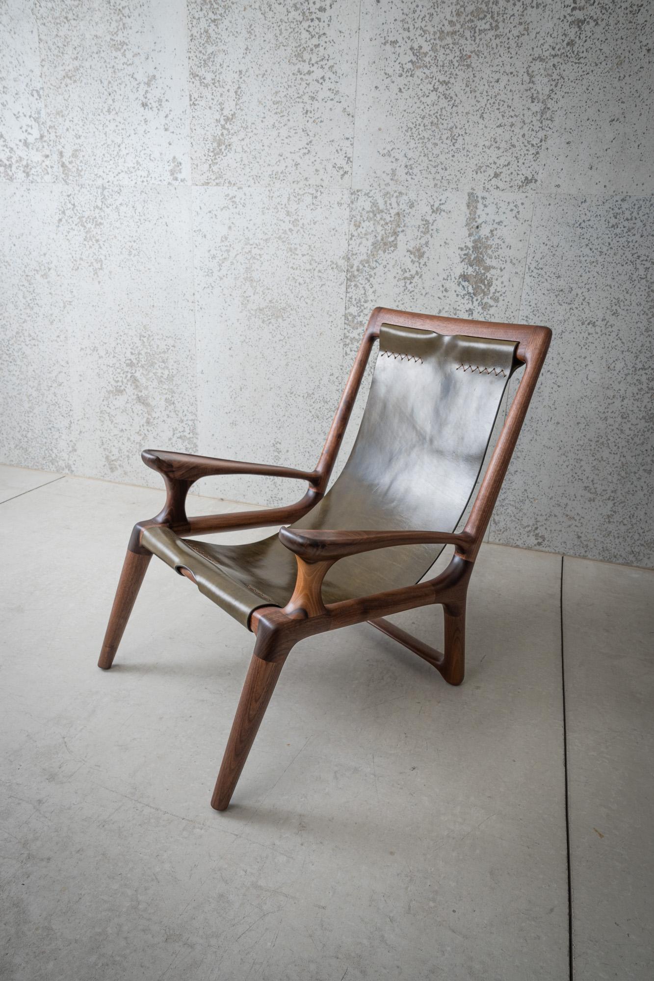 Sedia a fionda Mod2 in pelle, braccioli collegati, poltrona lounge in noce + pelle d'oliva In condizioni Nuovo in vendita a Bend, OR