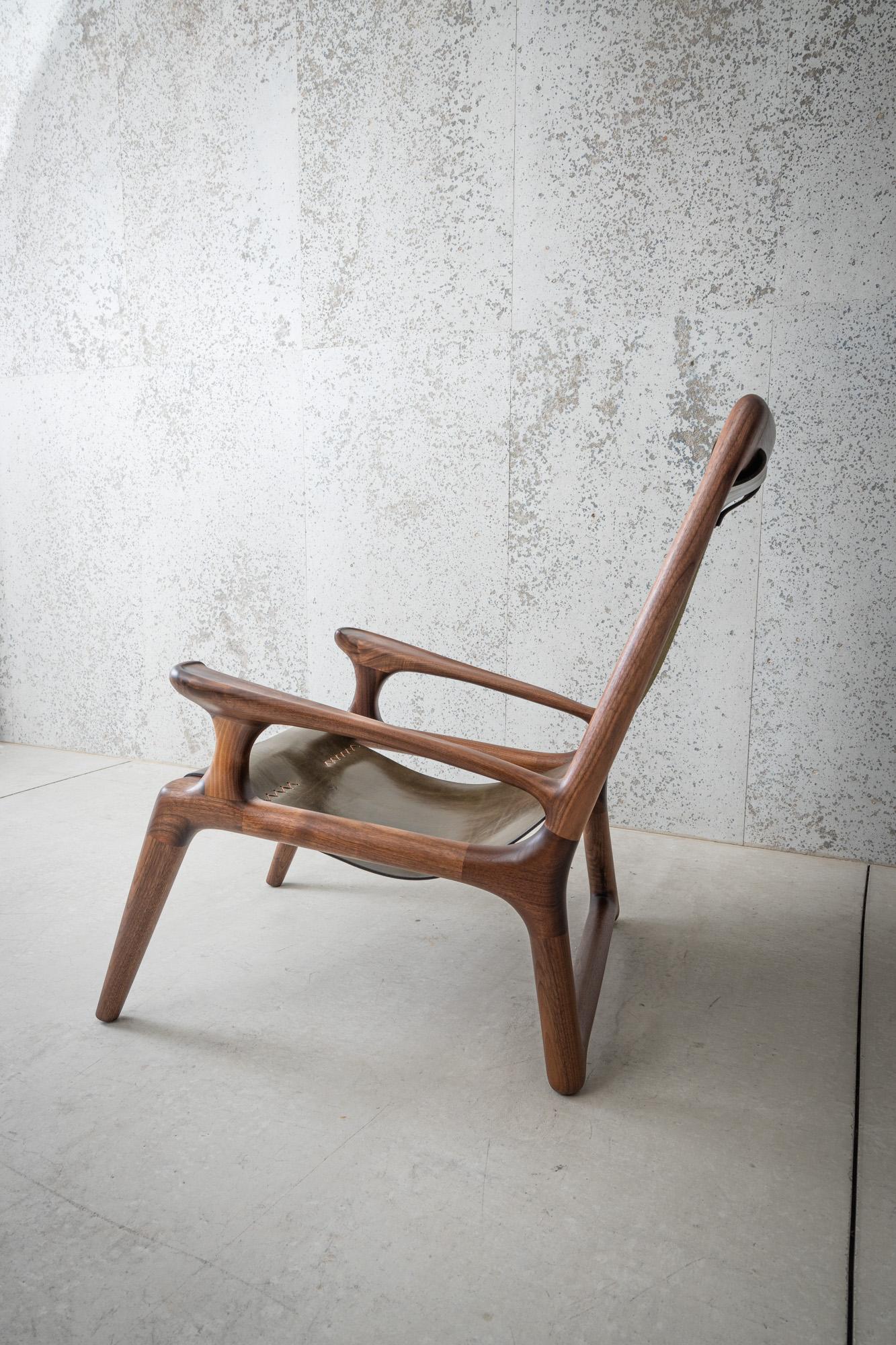 Sling Chair Mod2 aus Leder, Armlehnen verbunden, Loungesessel aus Nussbaumholz + Olivenleder im Angebot 1