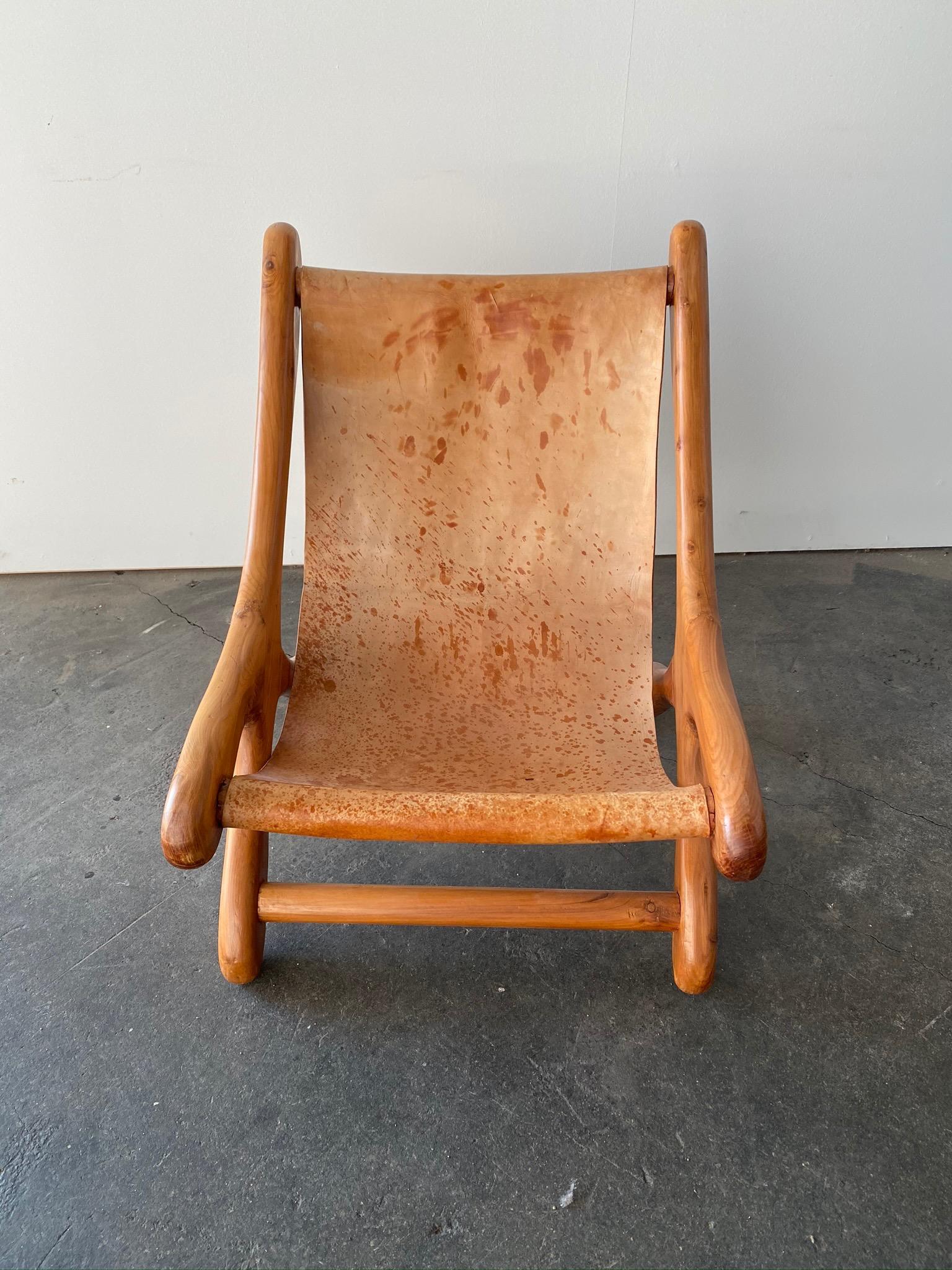 Sling chair in the style of Don Shoemaker, Mexican design of the 1960s. Organic shape. Unusual cedar lounge chair with leather sling.
Mexican modern is a style that fits incredibly well with Mid-Century Modern, Scandinavian or Danish modern,