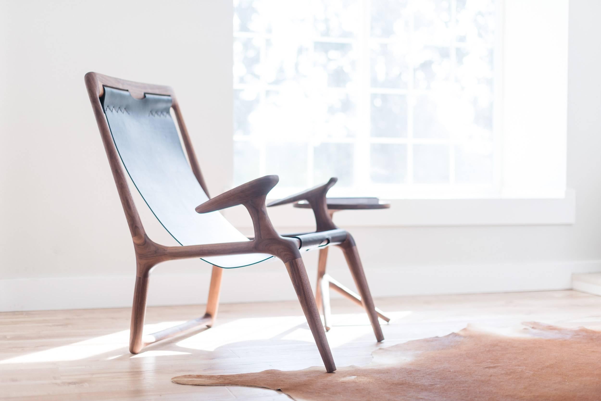 Lounge- und Akzent-Sling Chair aus Nussbaumholz und braunem Leder von Fernweh (Handgeschnitzt) im Angebot