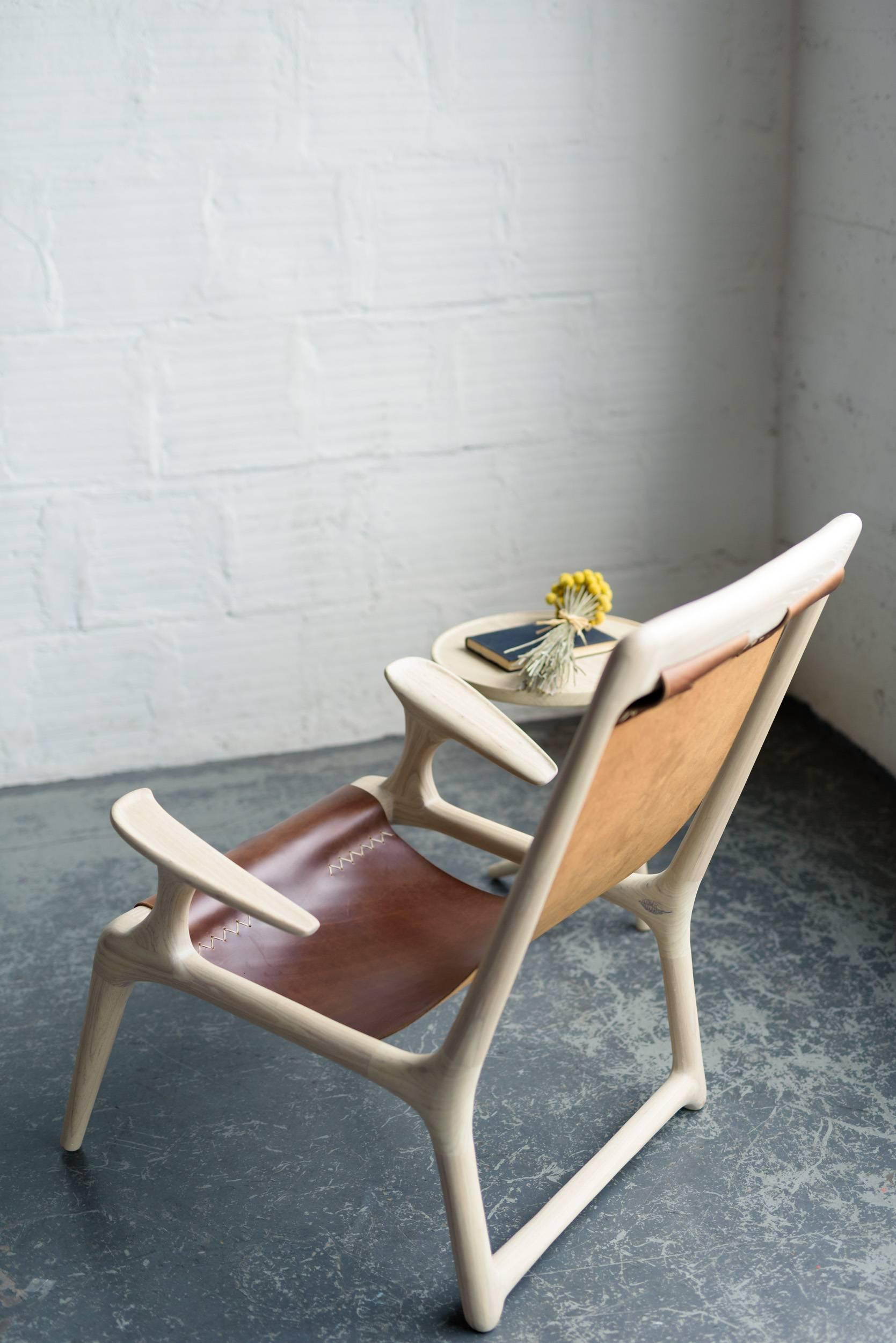 Sling Armchair aus weißer Esche und braunem Leder - Fernweh Woodworking (Moderne der Mitte des Jahrhunderts) im Angebot