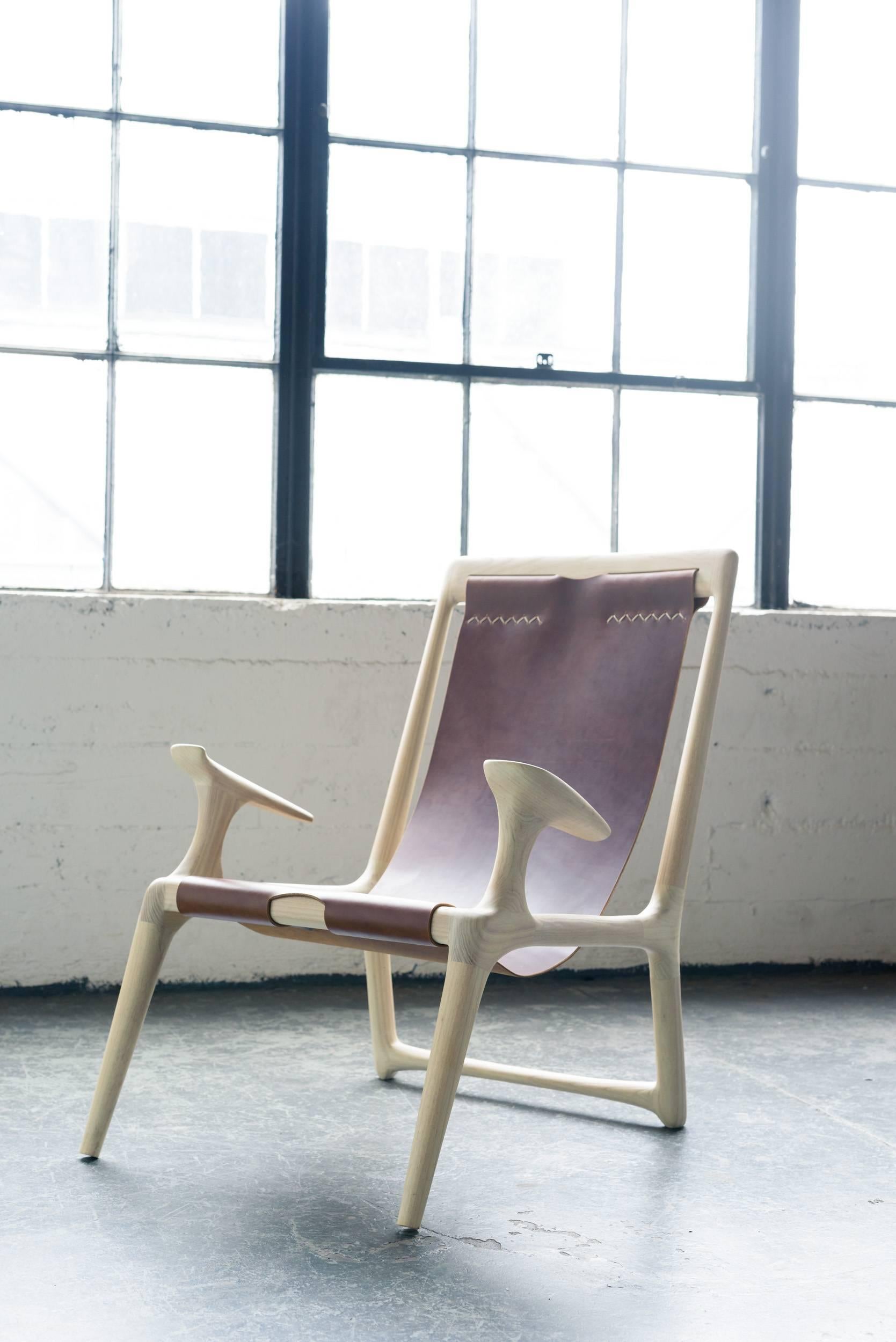 Sling Armchair aus weißer Esche und braunem Leder - Fernweh Woodworking (amerikanisch) im Angebot