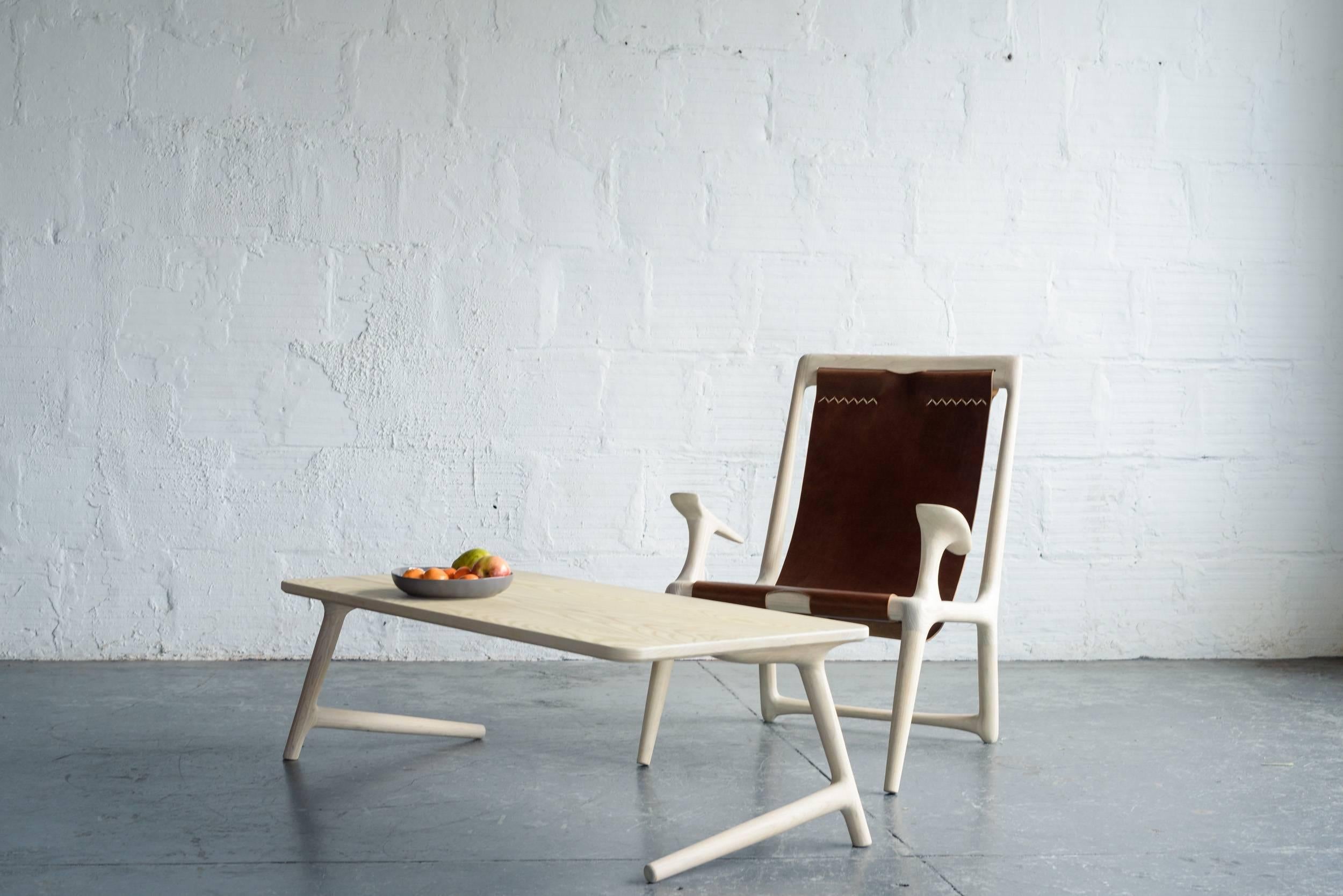 Sling Armchair aus weißer Esche und braunem Leder - Fernweh Woodworking (Handgeschnitzt) im Angebot