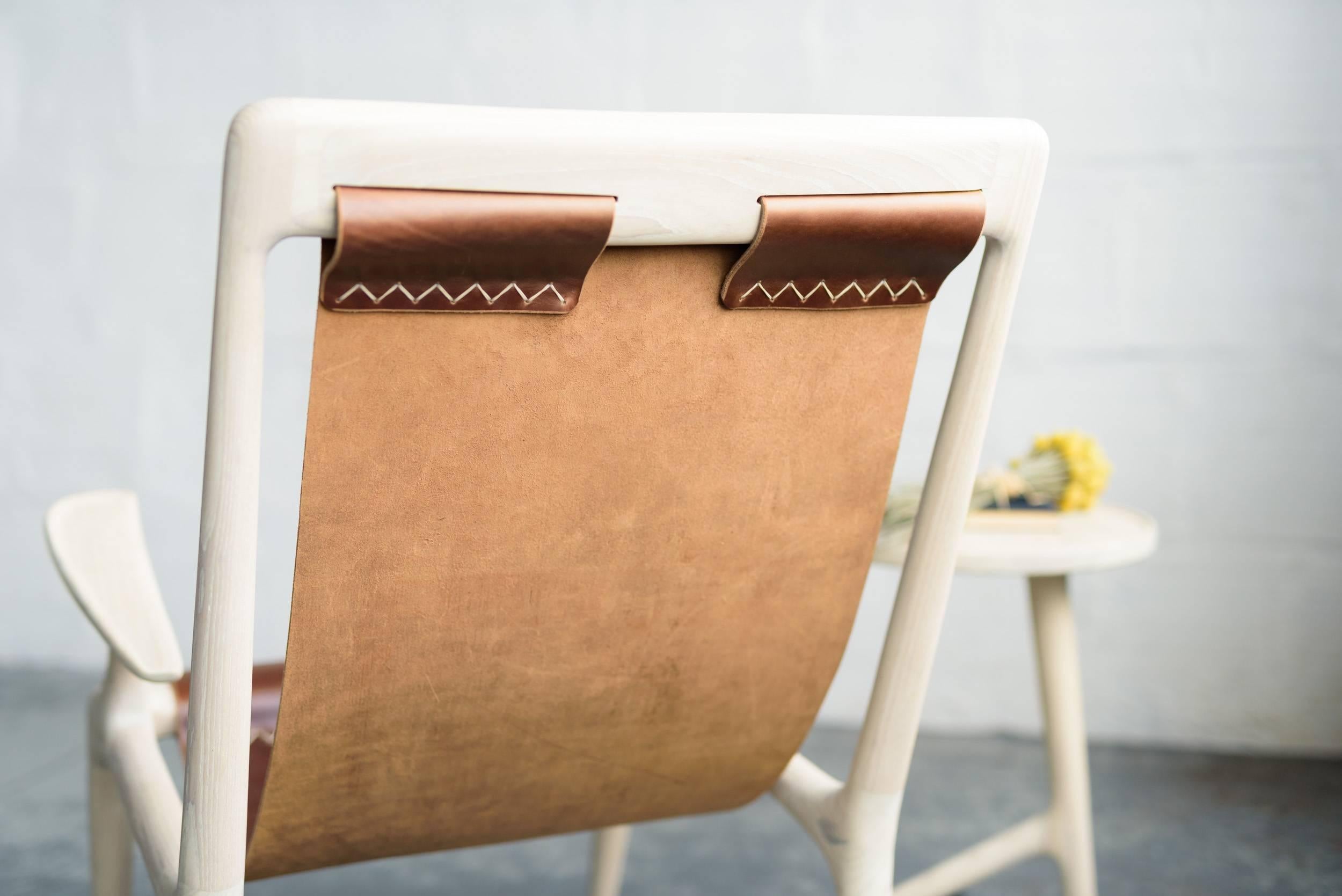 Sling Armchair aus weißer Esche und braunem Leder - Fernweh Woodworking (21. Jahrhundert und zeitgenössisch) im Angebot