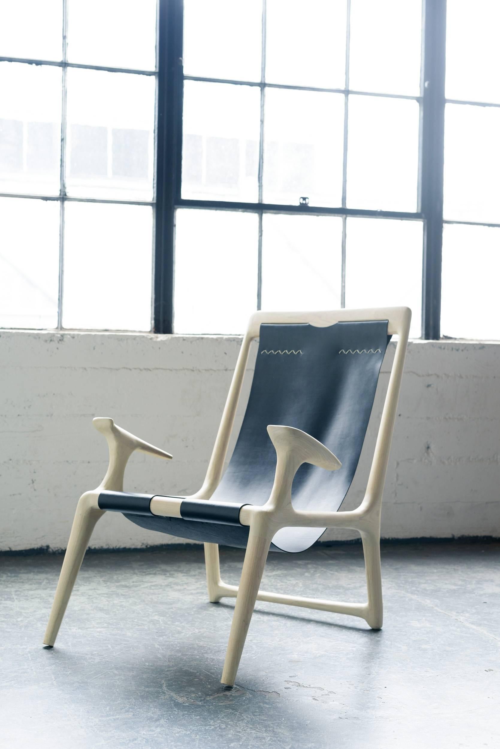Sling Armchair aus weißer Esche und braunem Leder - Fernweh Woodworking im Angebot 1