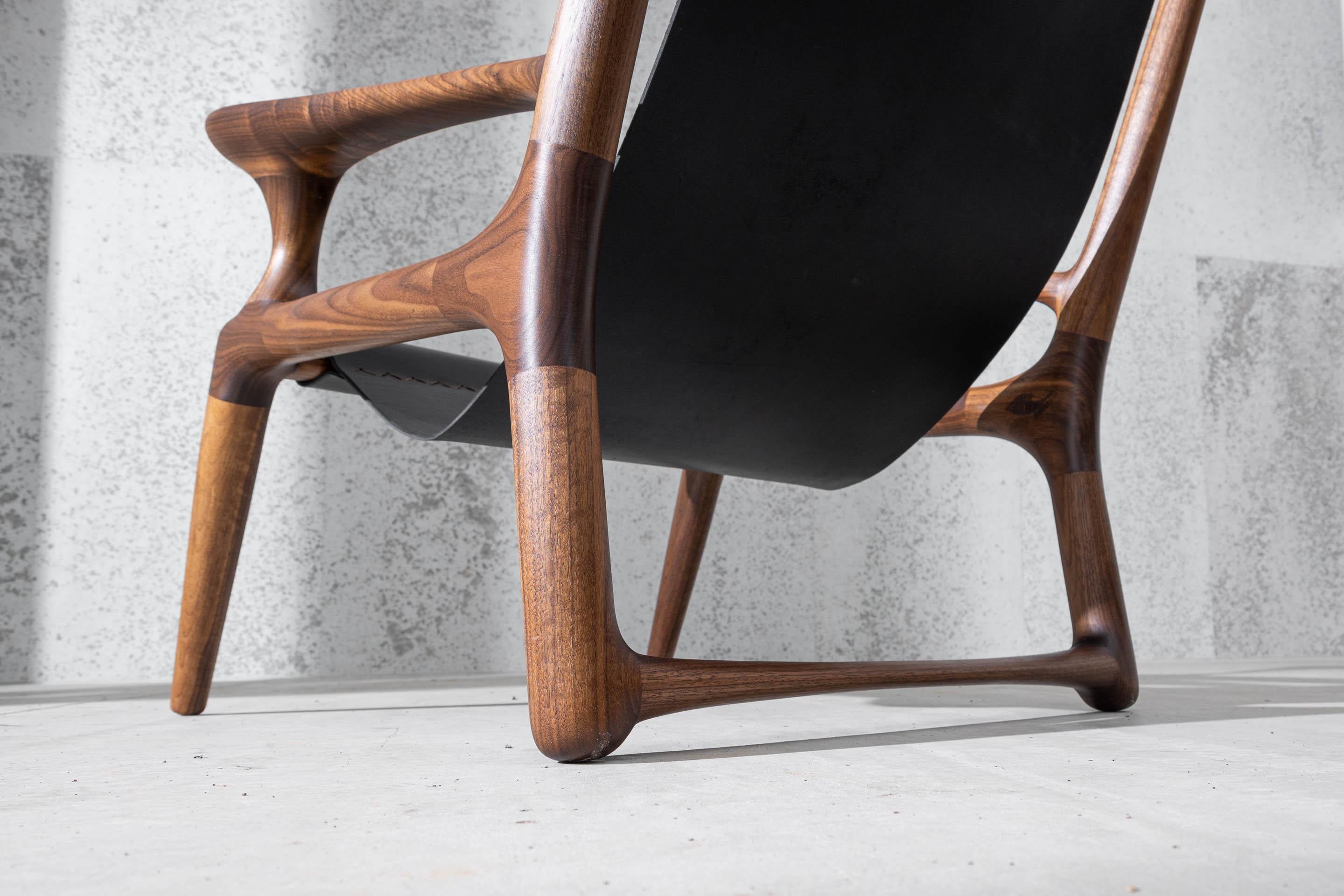 Sling Chair mit Leder, Armlehnen verbunden, Loungesessel aus Nussbaumholz + schwarzes Leder im Angebot 3