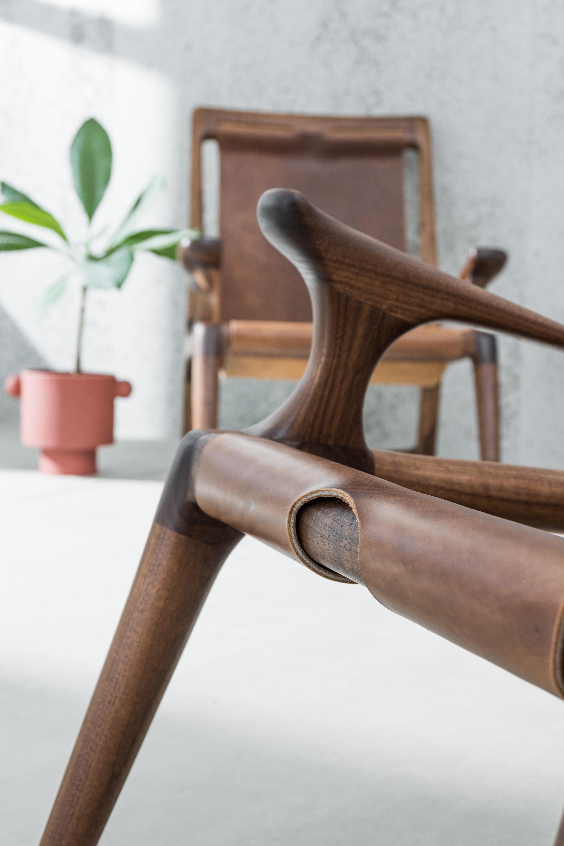 Sling Chair mit Leder, Armlehnen verbunden, Loungesessel aus Nussbaumholz + schwarzes Leder im Angebot 7