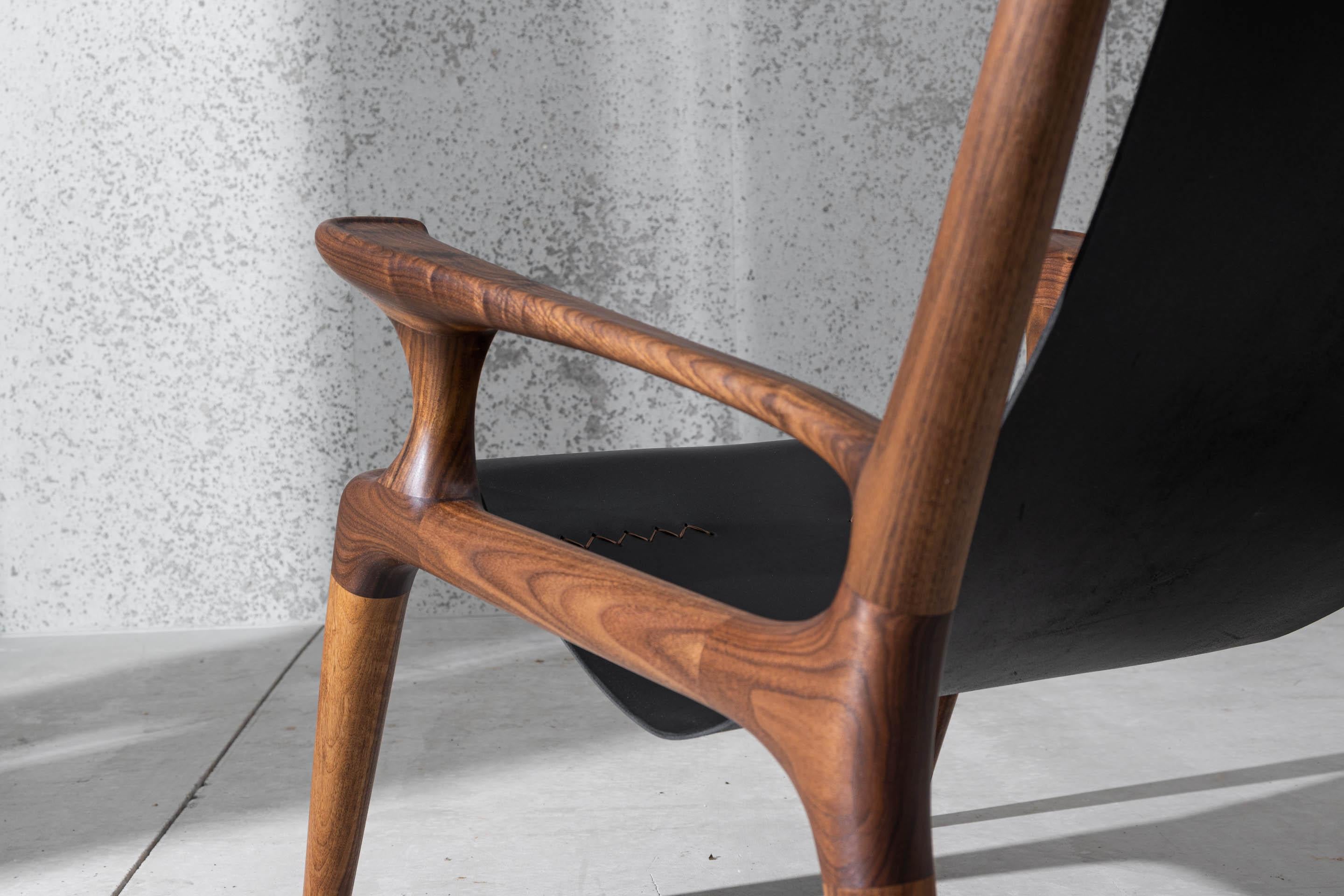 Sling Chair mit Leder, Armlehnen verbunden, Loungesessel aus Nussbaumholz + schwarzes Leder (Skandinavische Moderne) im Angebot