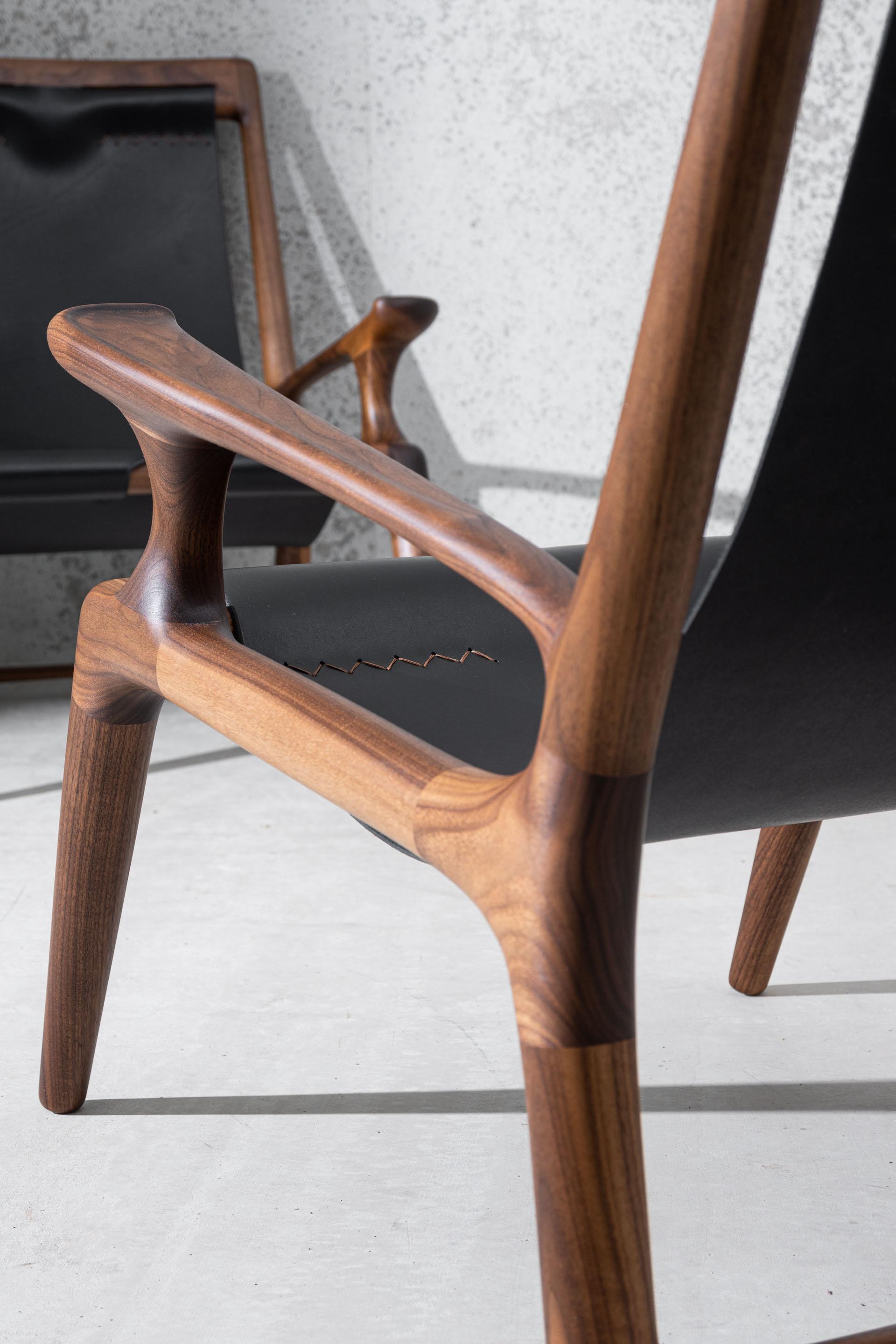 Sling Chair mit Leder, Armlehnen verbunden, Loungesessel aus Nussbaumholz + schwarzes Leder (21. Jahrhundert und zeitgenössisch) im Angebot