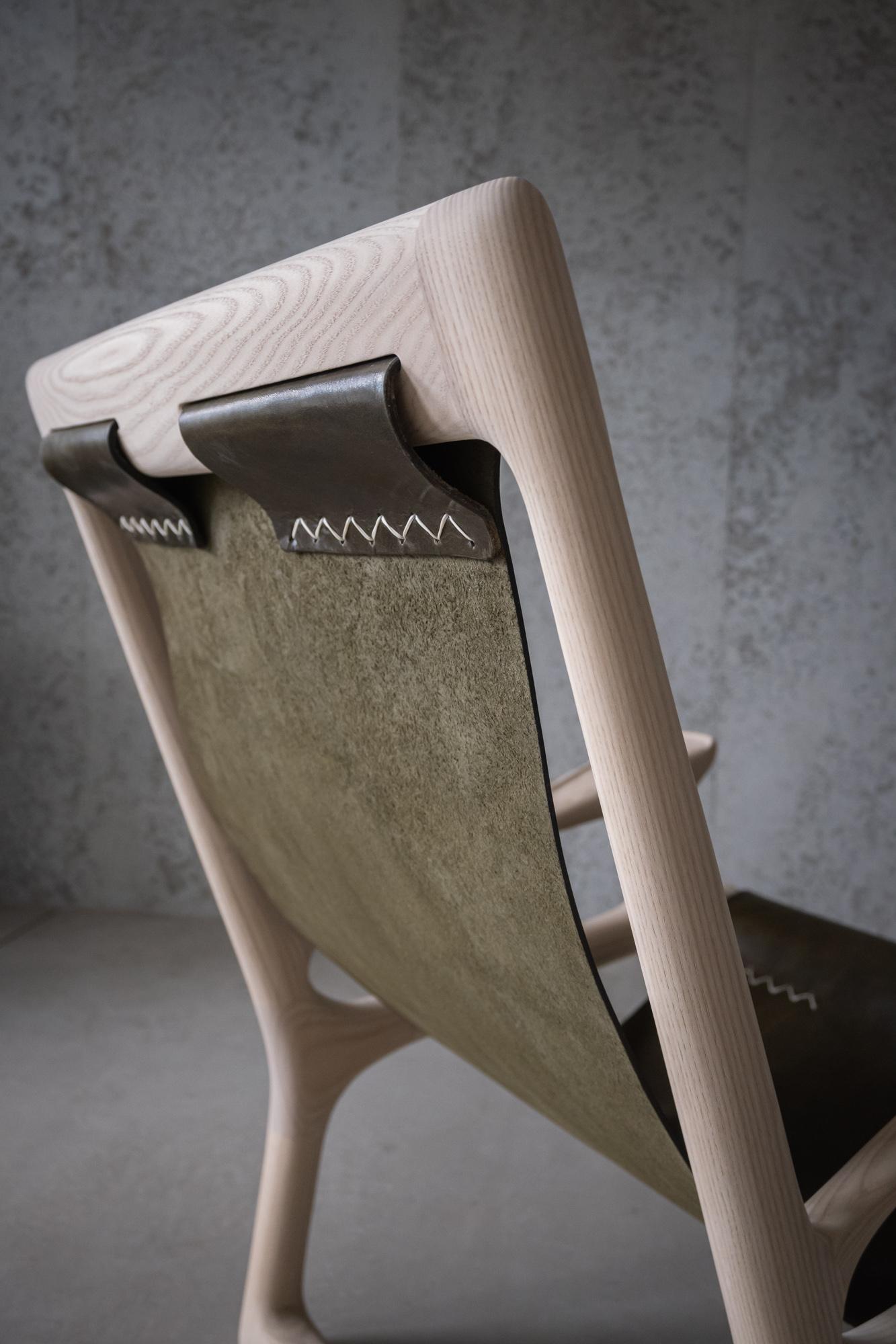 Sling Chair mit Leder, Armlehnen verbunden, Loungesessel aus weißer Esche + olivfarbenem Leder (amerikanisch) im Angebot