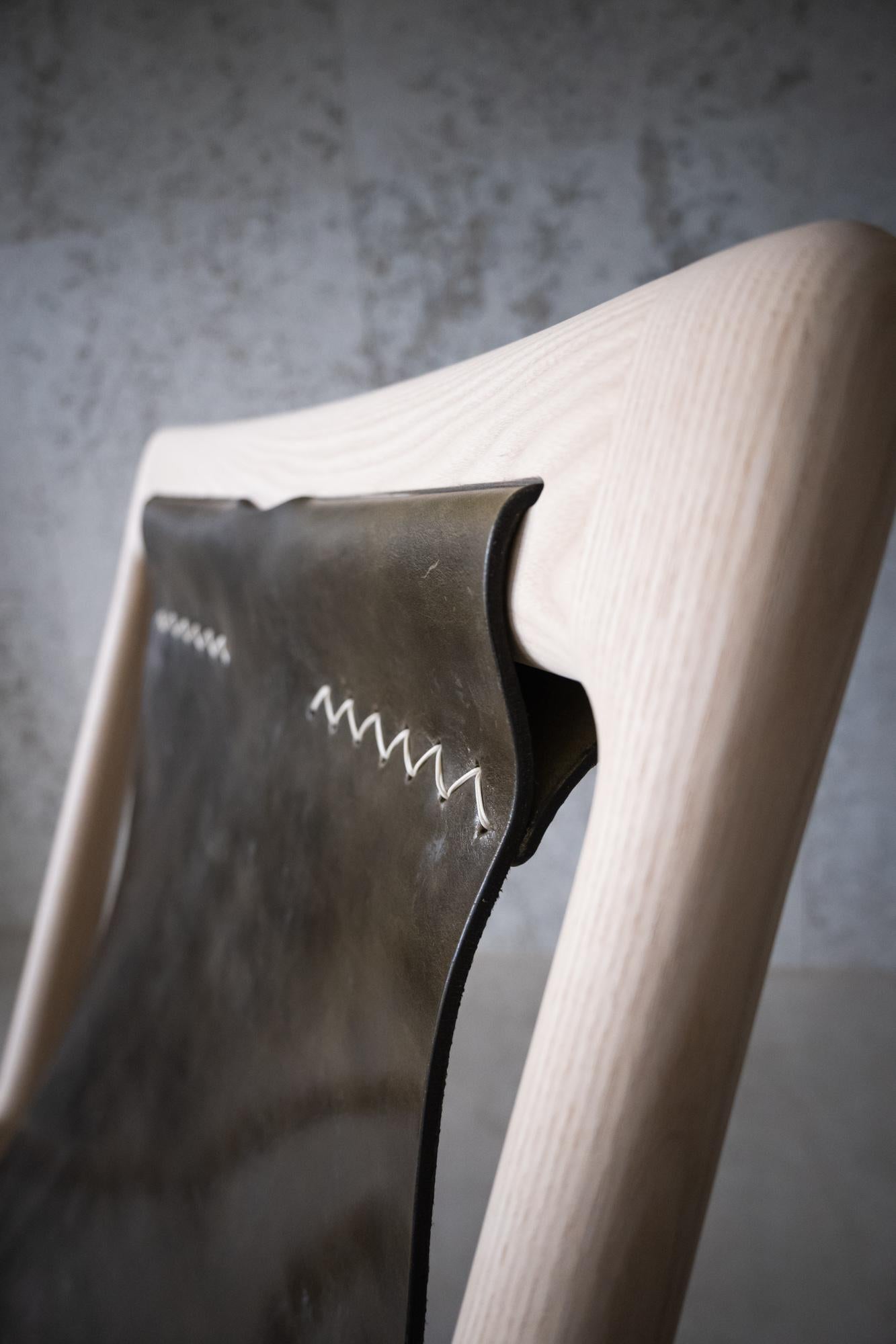 Sling Chair mit Leder, Armlehnen verbunden, Loungesessel aus weißer Esche + olivfarbenem Leder (21. Jahrhundert und zeitgenössisch) im Angebot
