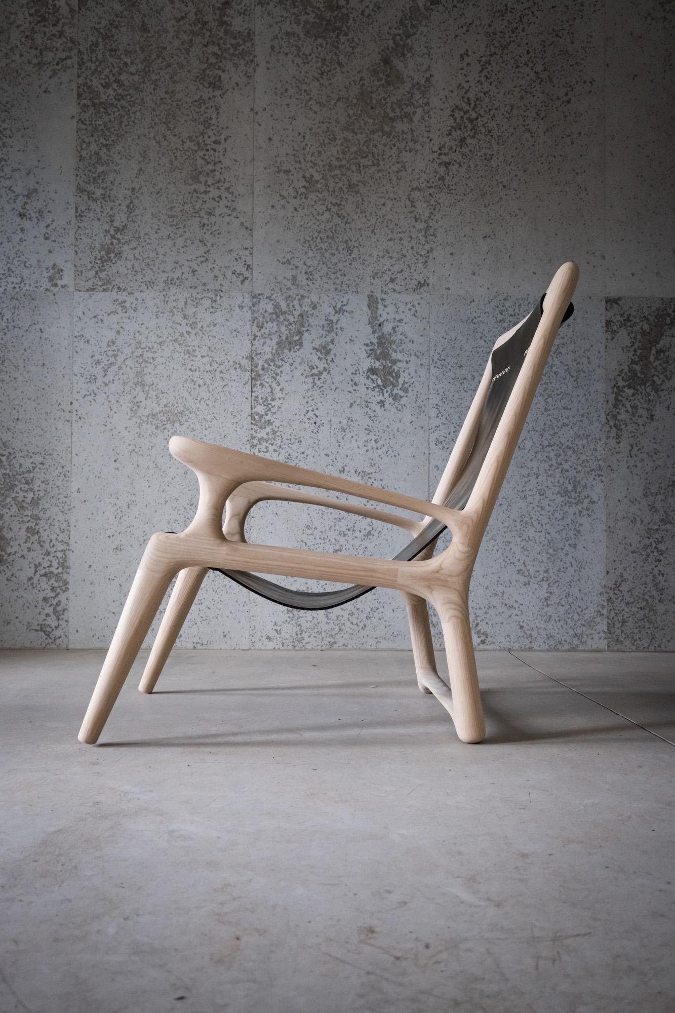 Sling Chair mit Leder, Armlehnen verbunden, Loungesessel aus weißer Esche + olivfarbenem Leder (Hartholz) im Angebot