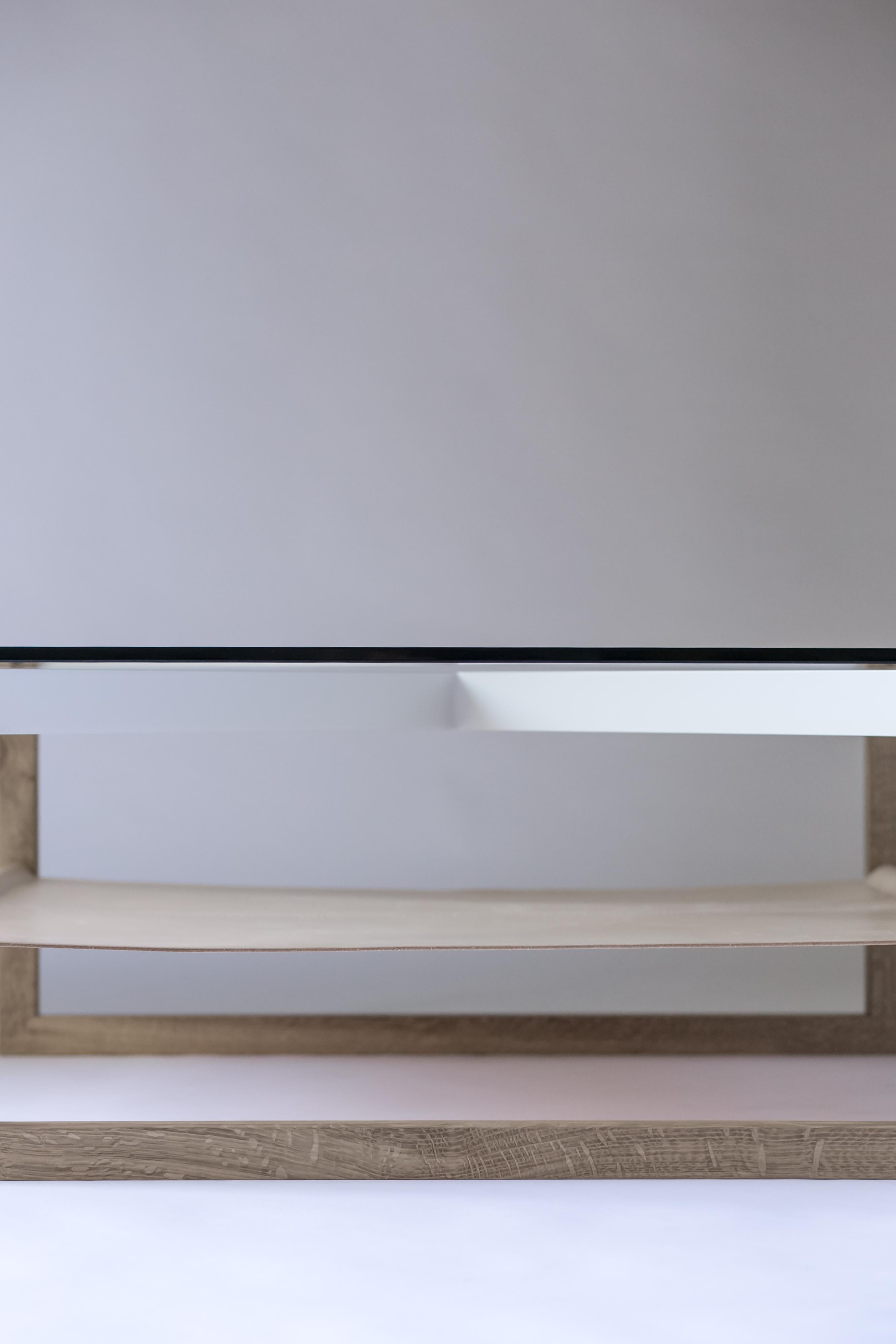 Table basse Sling - Chêne blanc, cuir et verre avec pied en aluminium peint par poudrage en vente 2