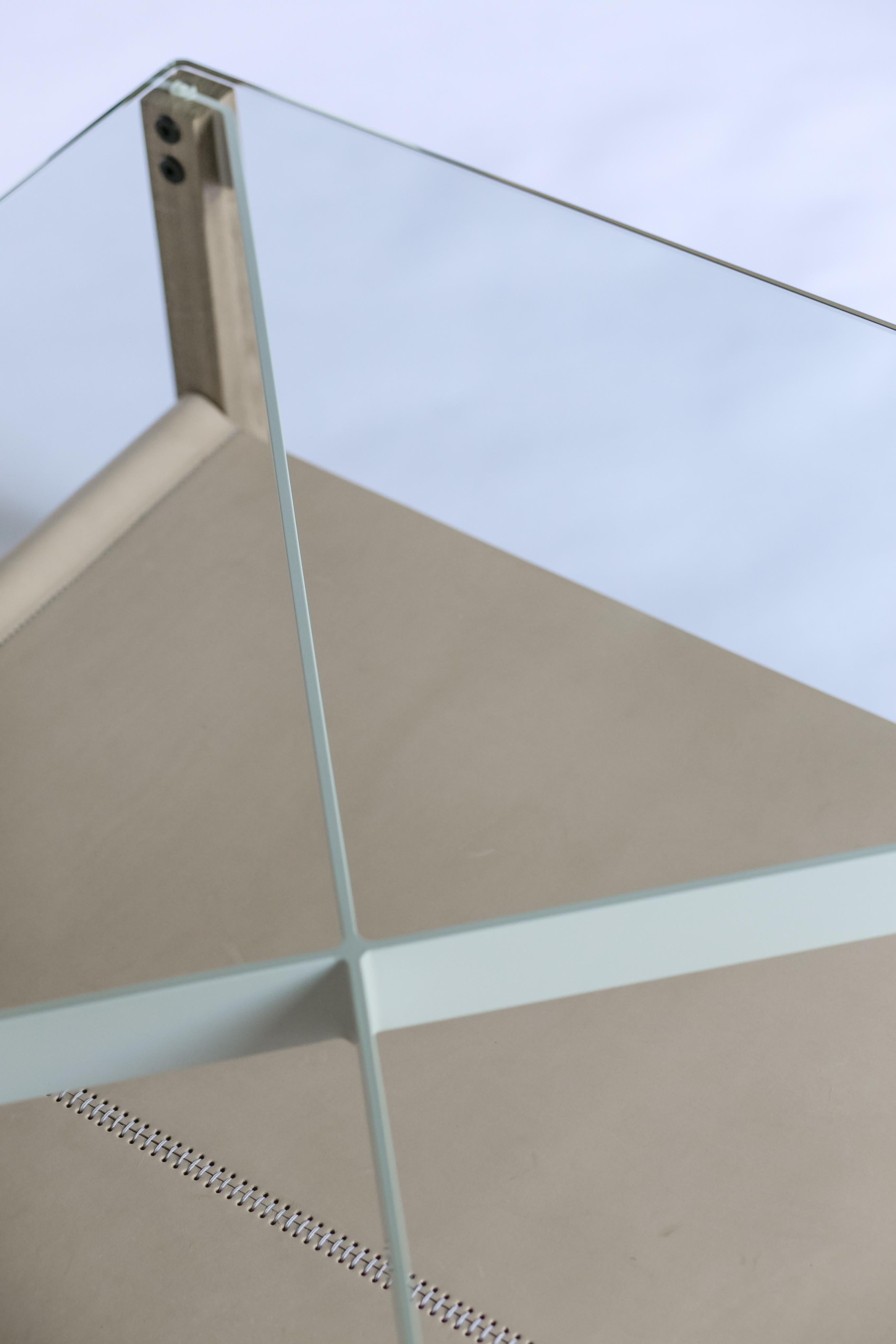 Table basse Sling - Chêne blanc, cuir et verre avec pied en aluminium peint par poudrage en vente 3