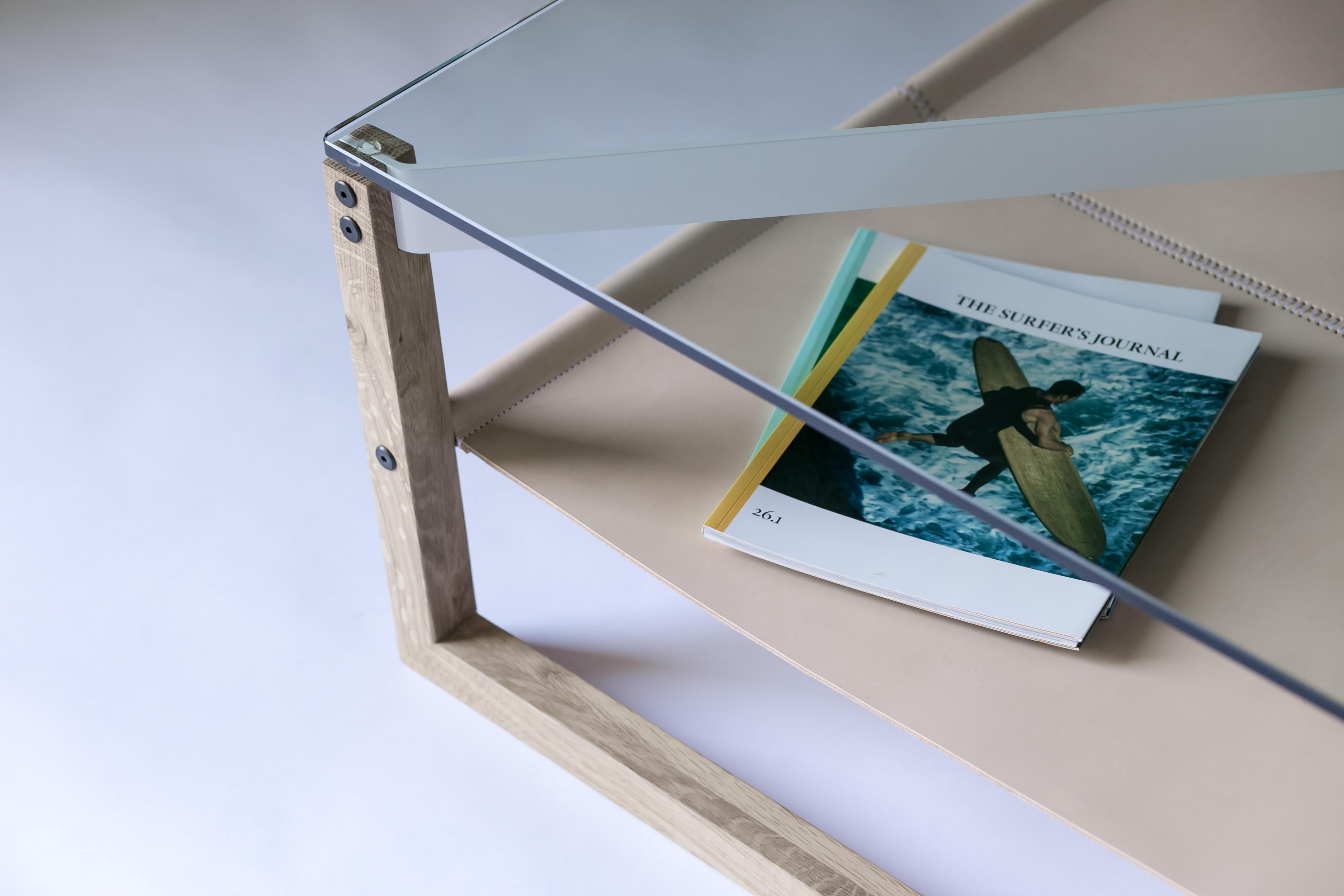Table basse Sling - Chêne blanc, cuir et verre avec pied en aluminium peint par poudrage en vente 4