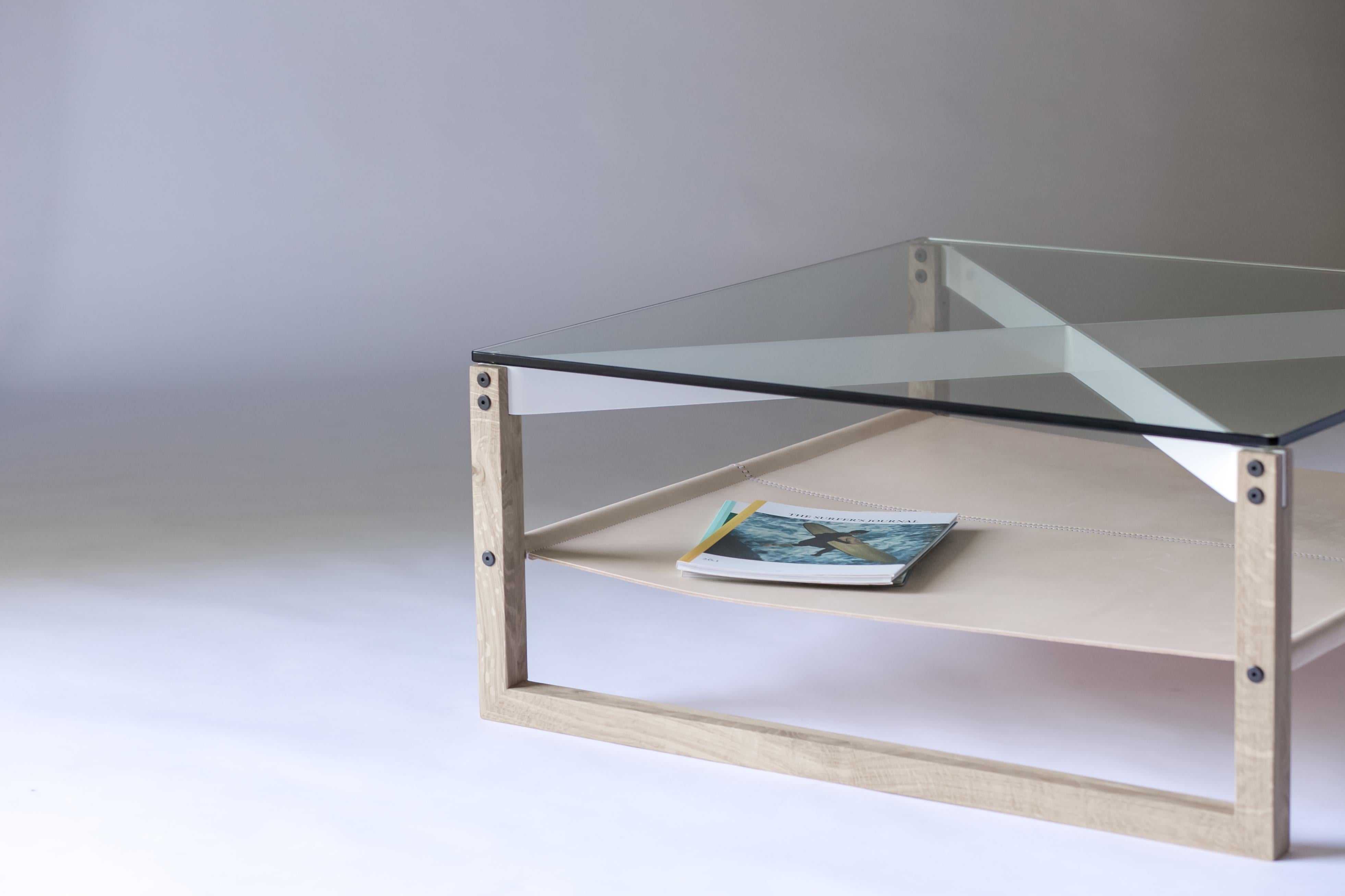 Table basse Sling - Chêne blanc, cuir et verre avec pied en aluminium peint par poudrage en vente 5