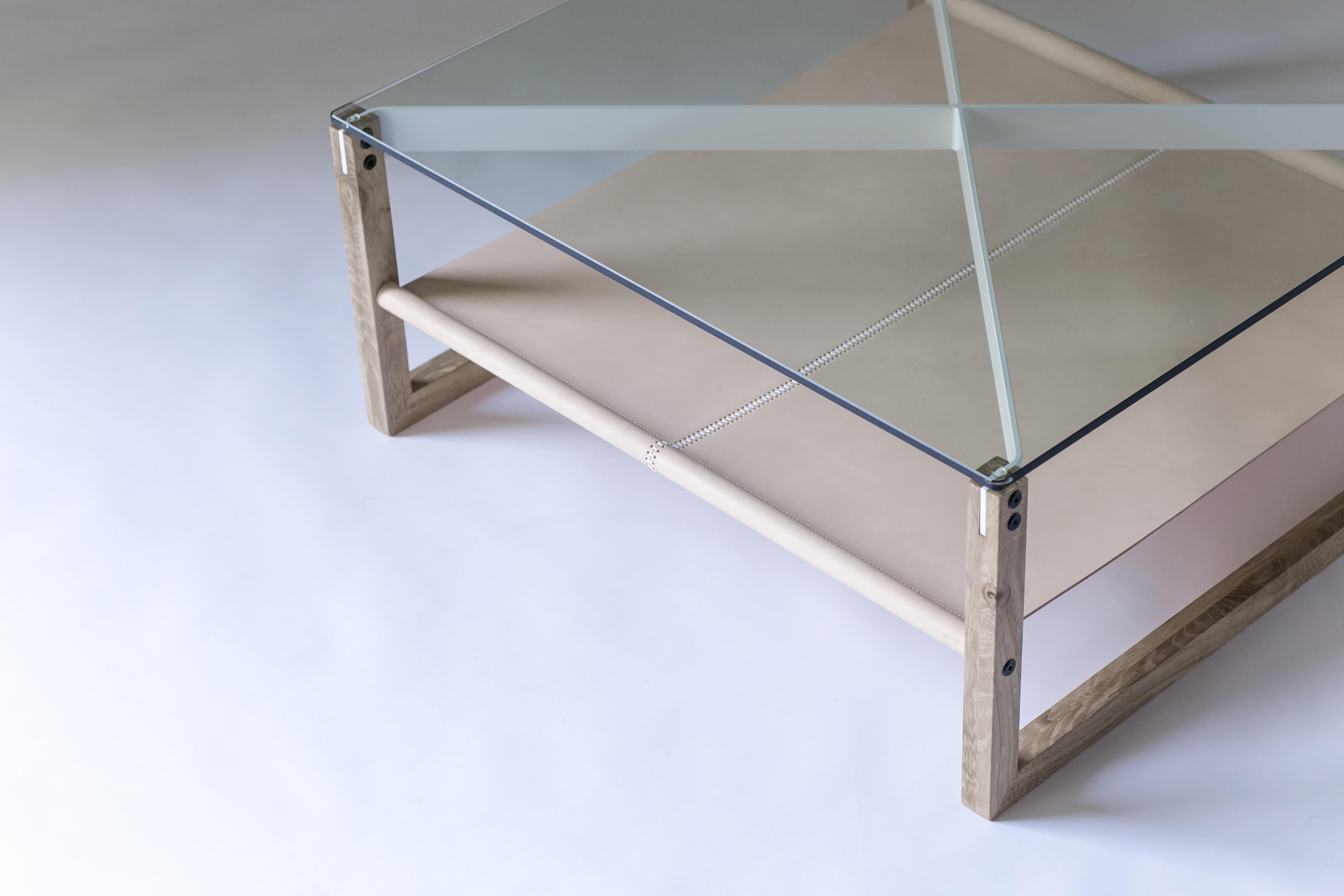 Moderne Table basse Sling - Chêne blanc, cuir et verre avec pied en aluminium peint par poudrage en vente