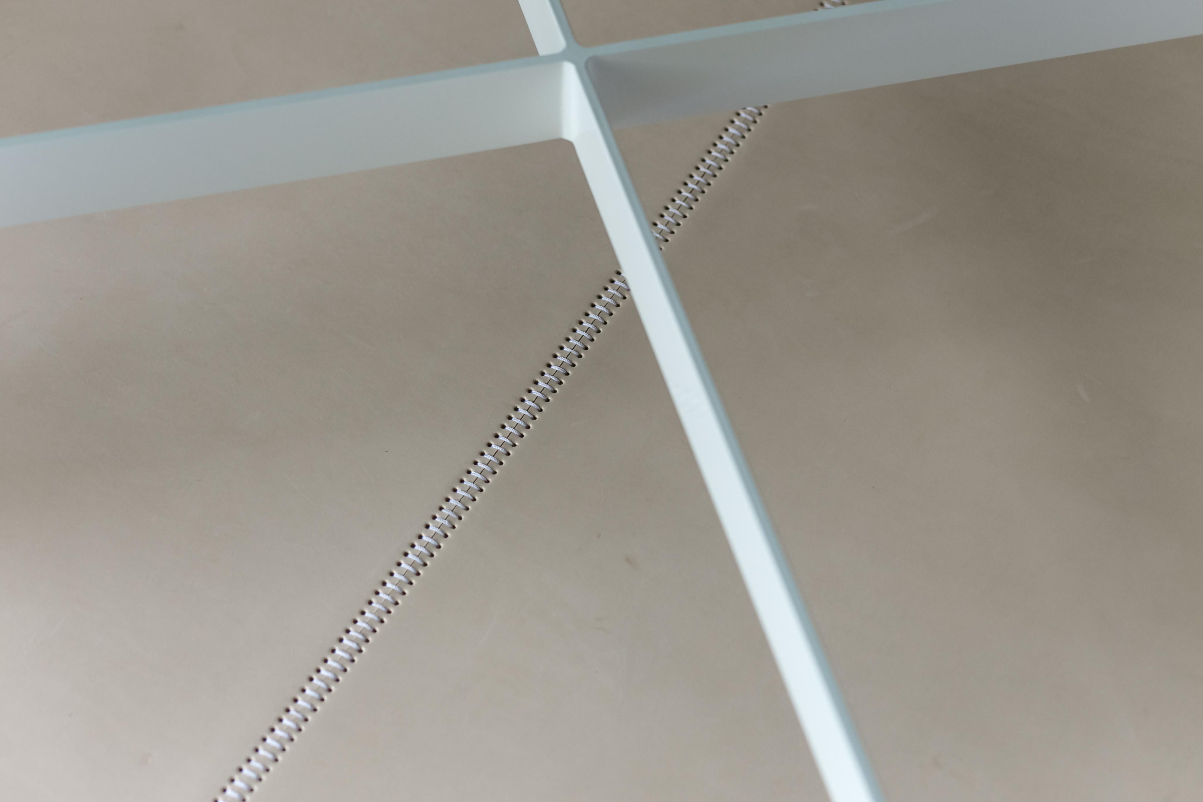 Soudé Table basse Sling - Chêne blanc, cuir et verre avec pied en aluminium peint par poudrage en vente