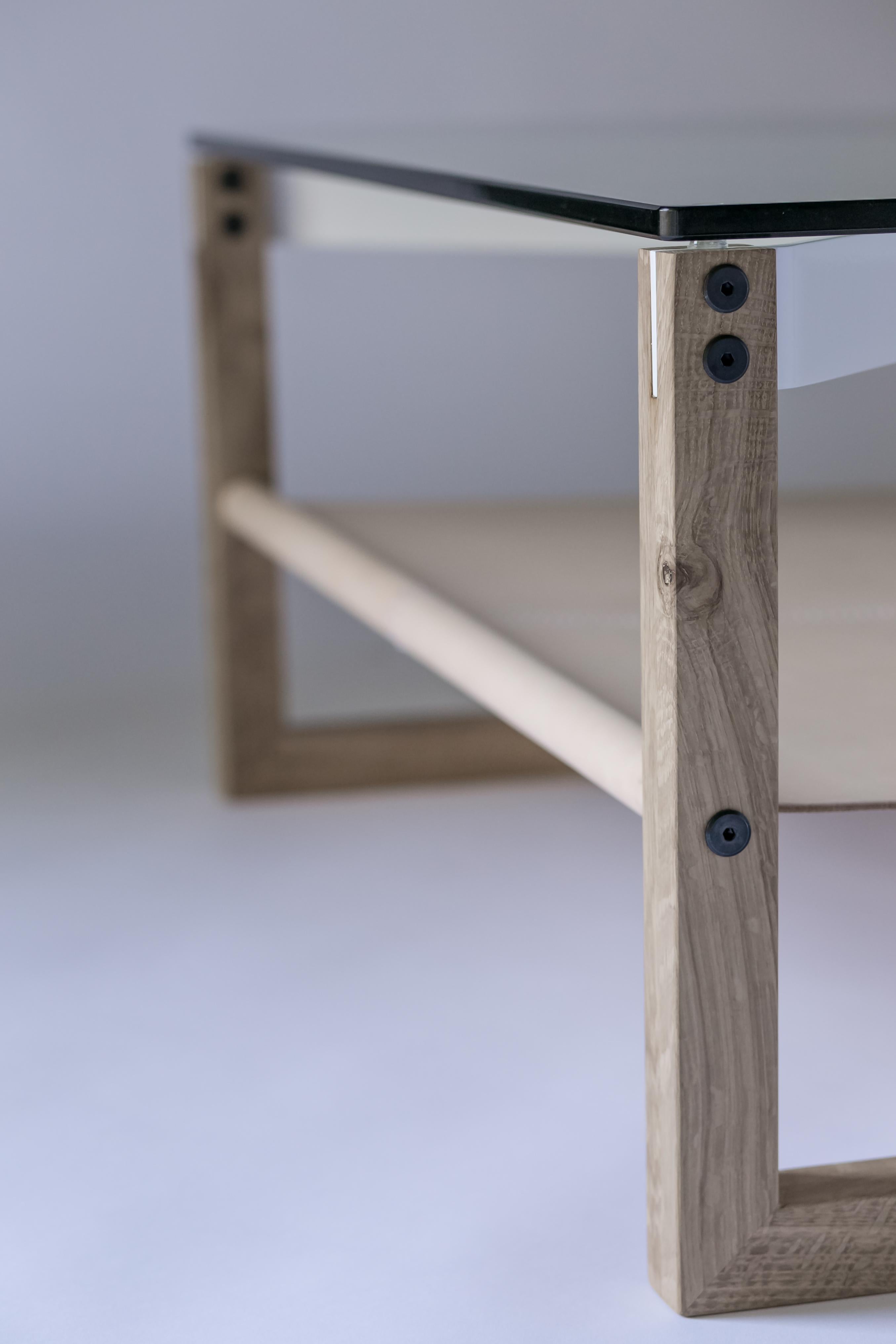Table basse Sling - Chêne blanc, cuir et verre avec pied en aluminium peint par poudrage Neuf - En vente à Tualatin, OR