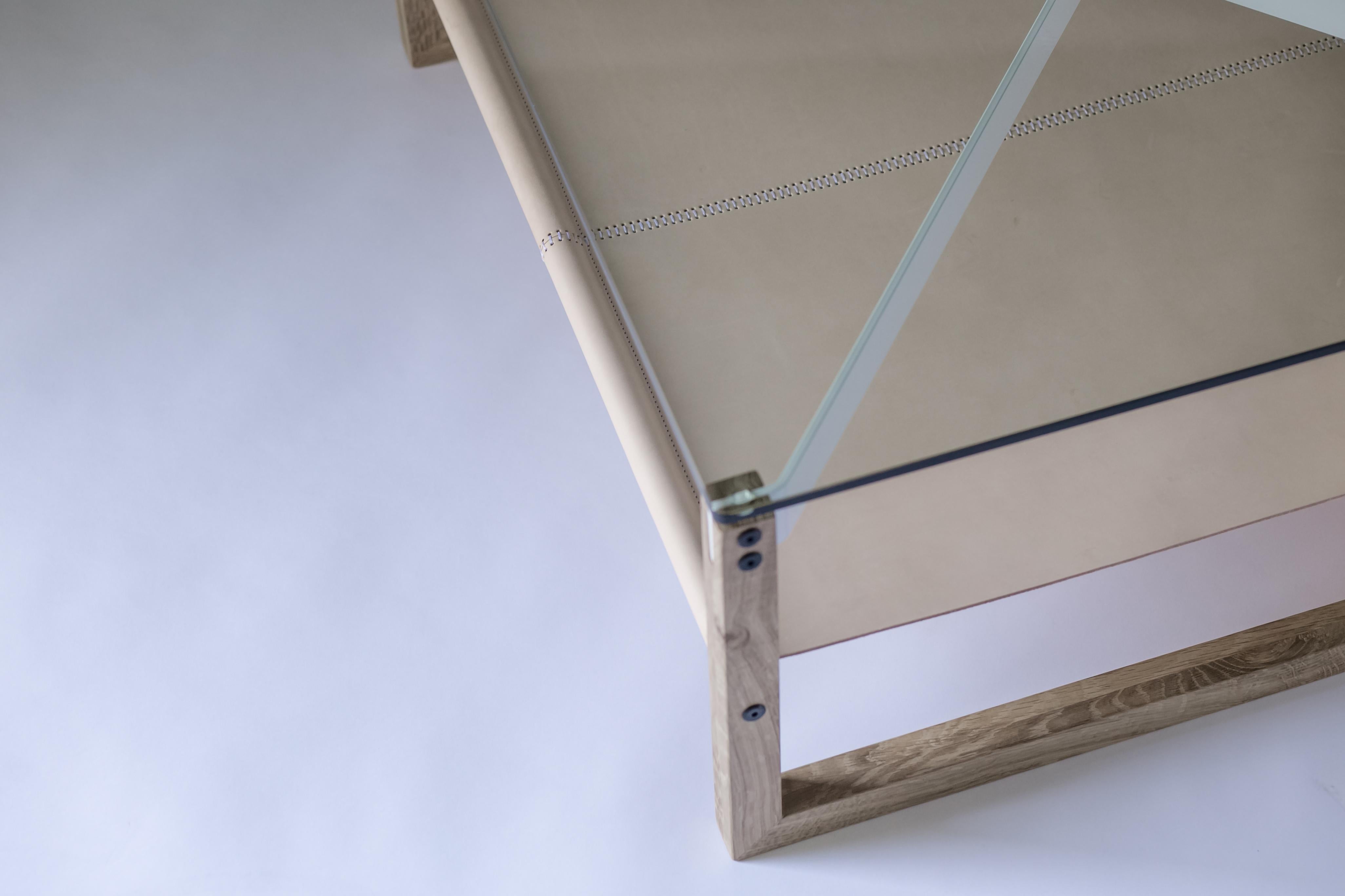 XXIe siècle et contemporain Table basse Sling - Chêne blanc, cuir et verre avec pied en aluminium peint par poudrage en vente