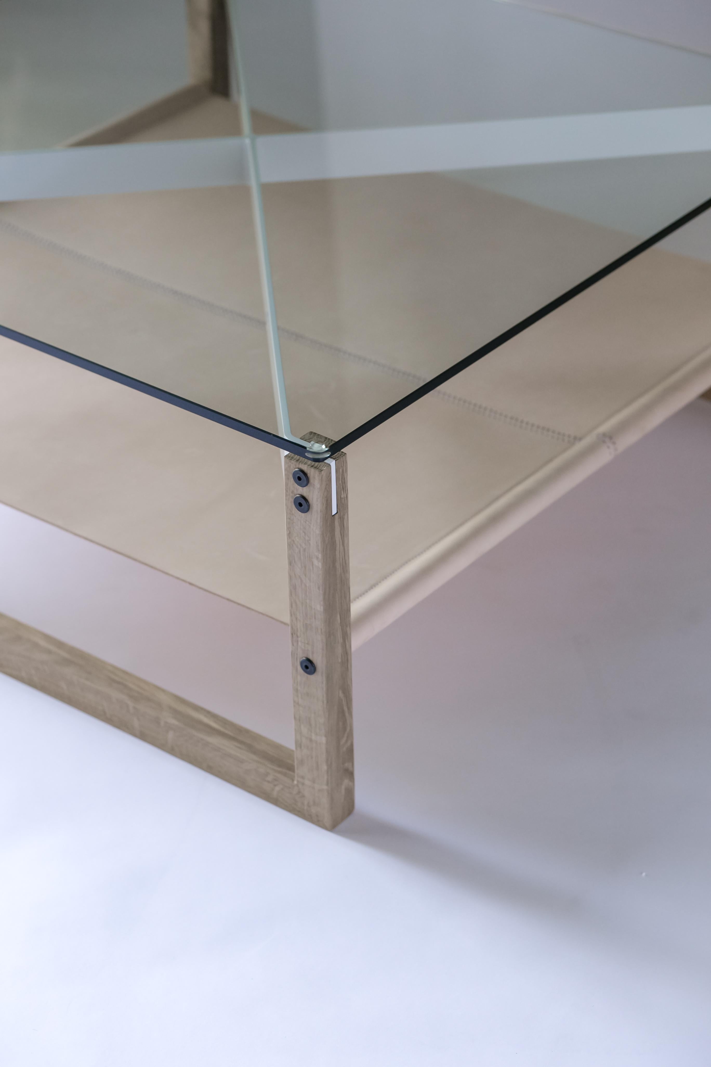 Table basse Sling - Chêne blanc, cuir et verre avec pied en aluminium peint par poudrage en vente 1