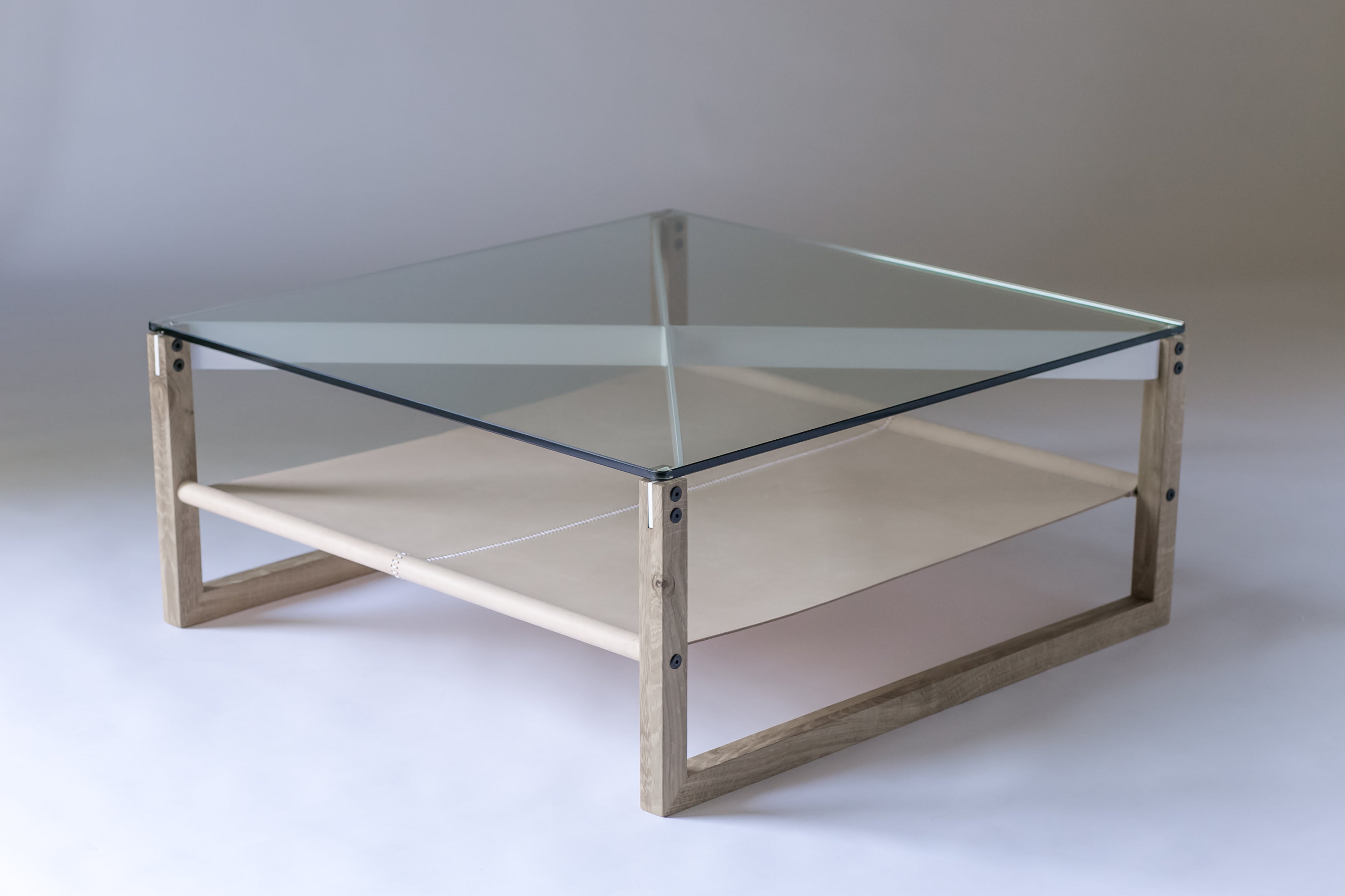 Table basse Sling - Chêne blanc, cuir et verre avec pied en aluminium peint par poudrage