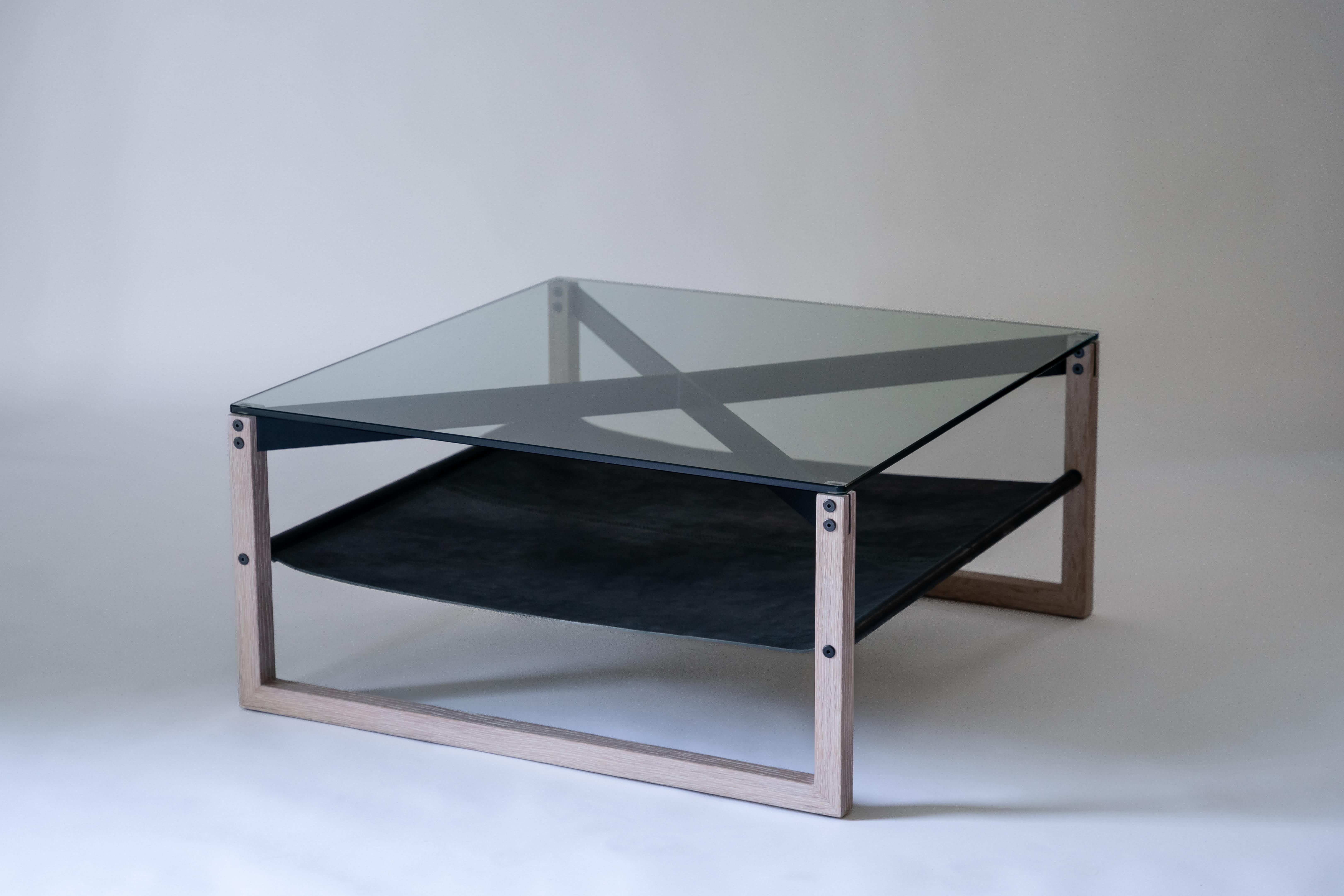 Mesa baja Sling - Roble blanco, cuero y cristal con aluminio pulverizado Estadounidense en venta