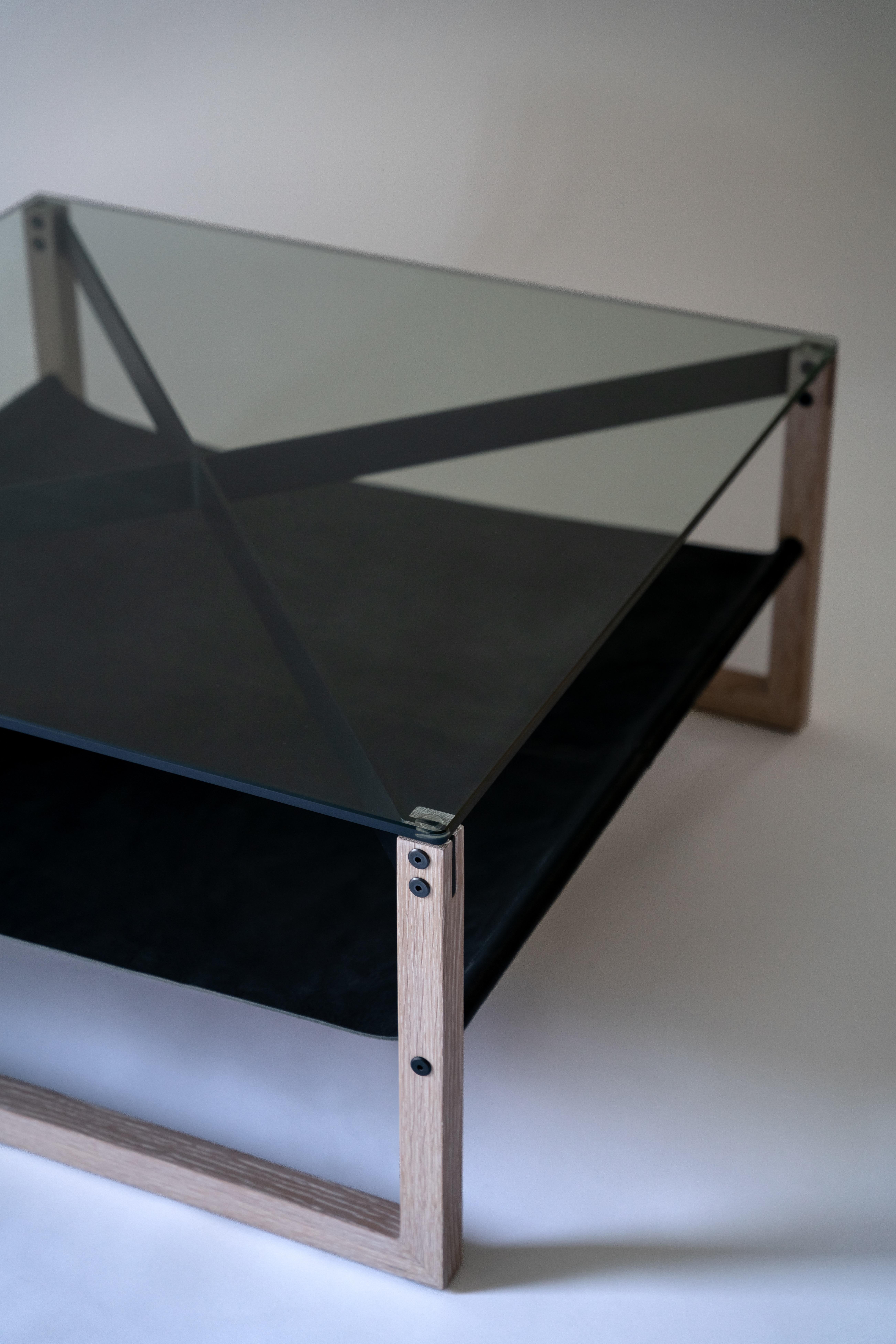 Mesa baja Sling - Roble blanco, cuero y cristal con aluminio pulverizado Recubrimiento de polvo en venta