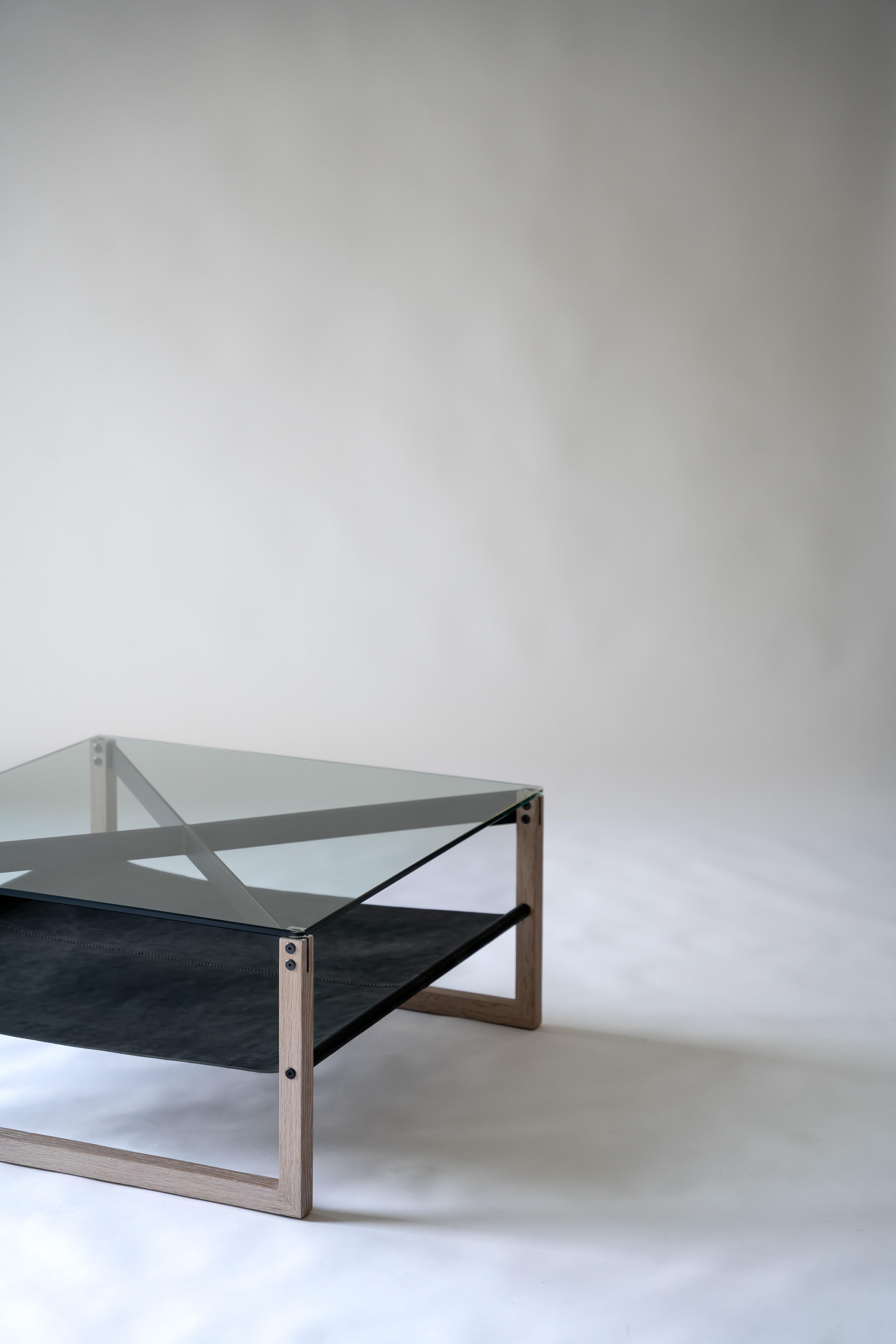 Mesa baja Sling - Roble blanco, cuero y cristal con aluminio pulverizado en venta 1