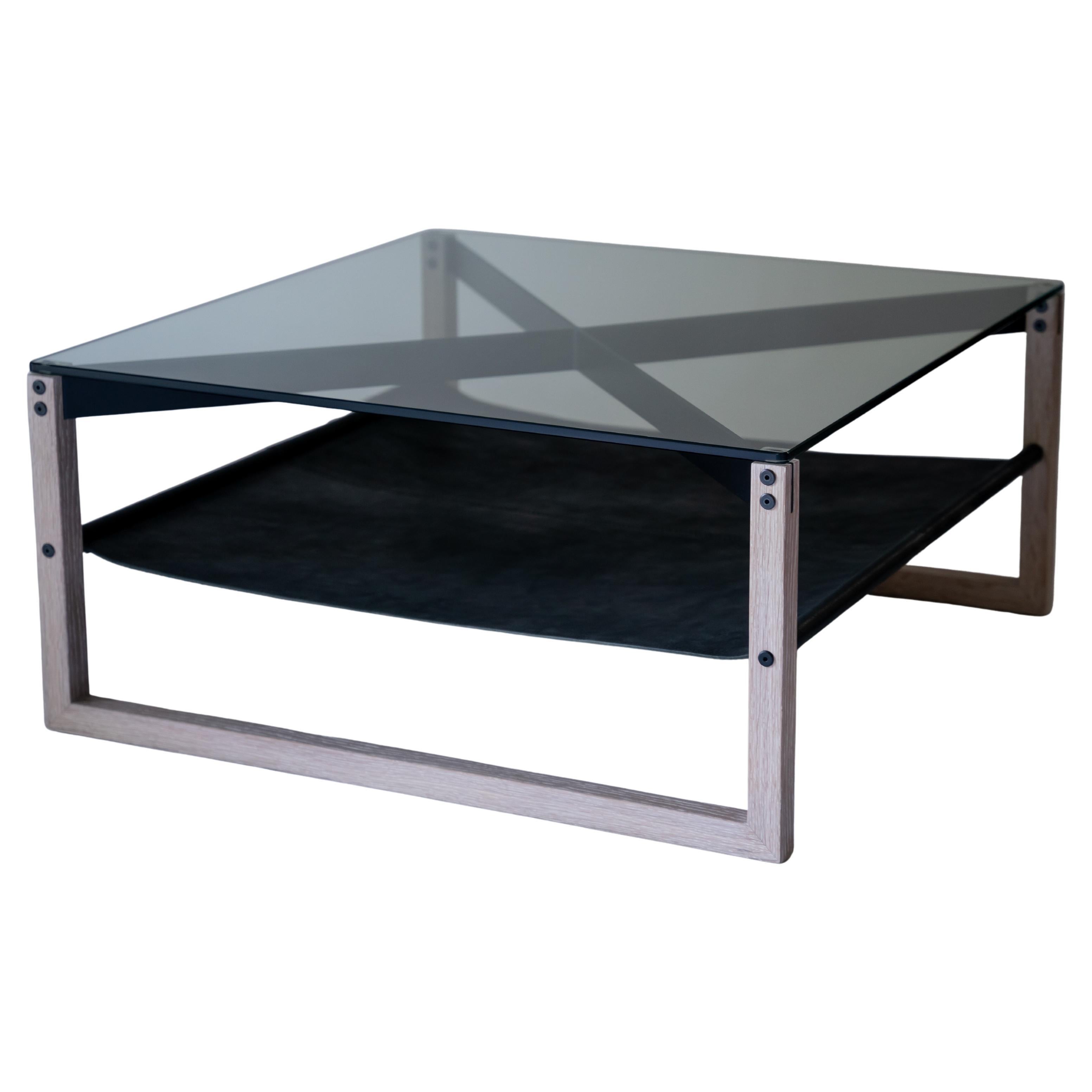 Table basse Sling - Chêne blanc, cuir et verre avec aluminium peint par poudrage