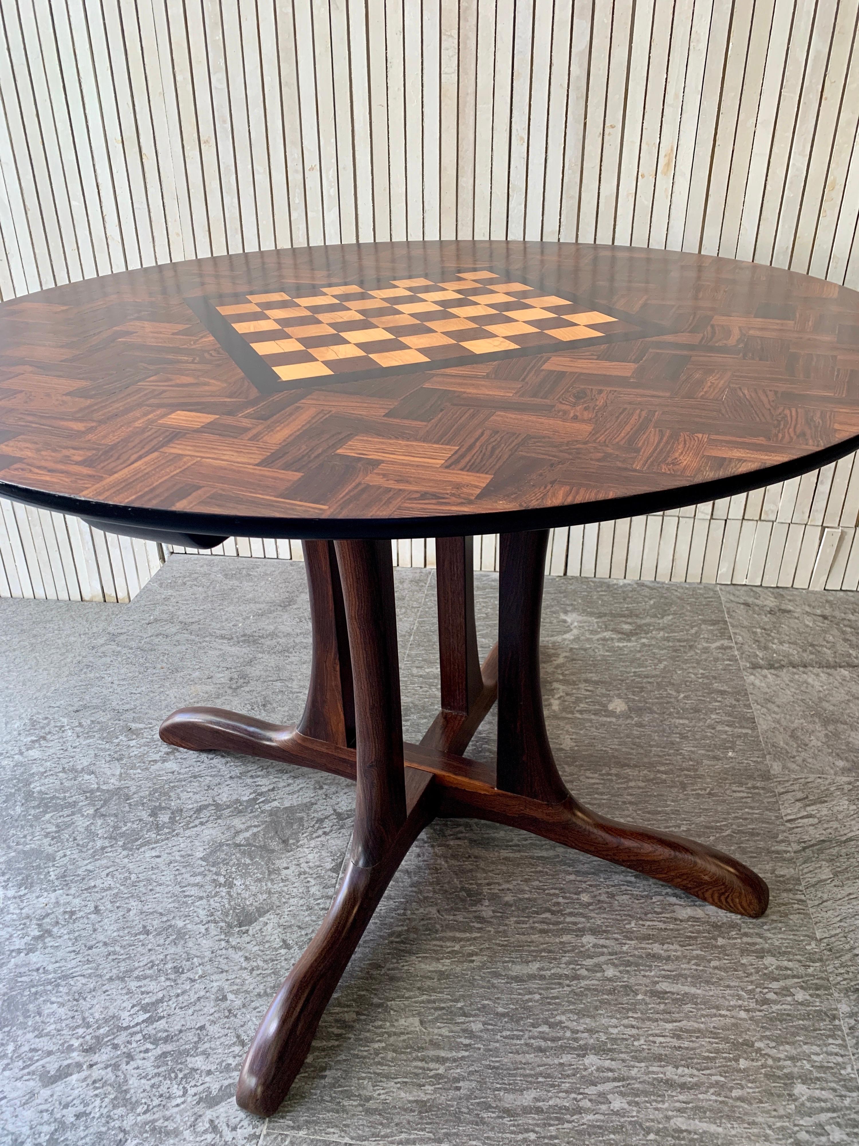 round doning table
