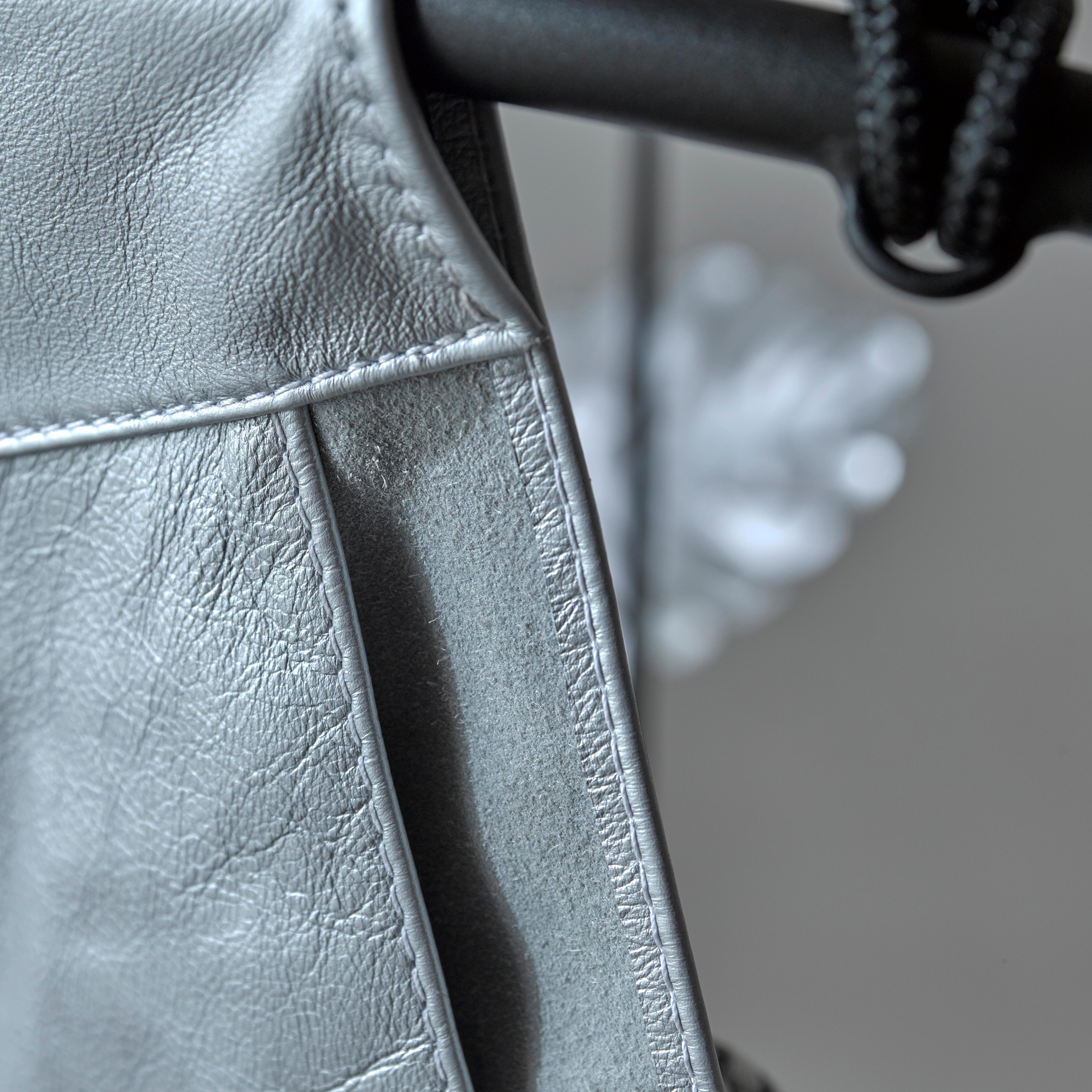 Fait main Chaise pivotante suspendue en cuir argenté véritable 21ème siècle moderne en vente