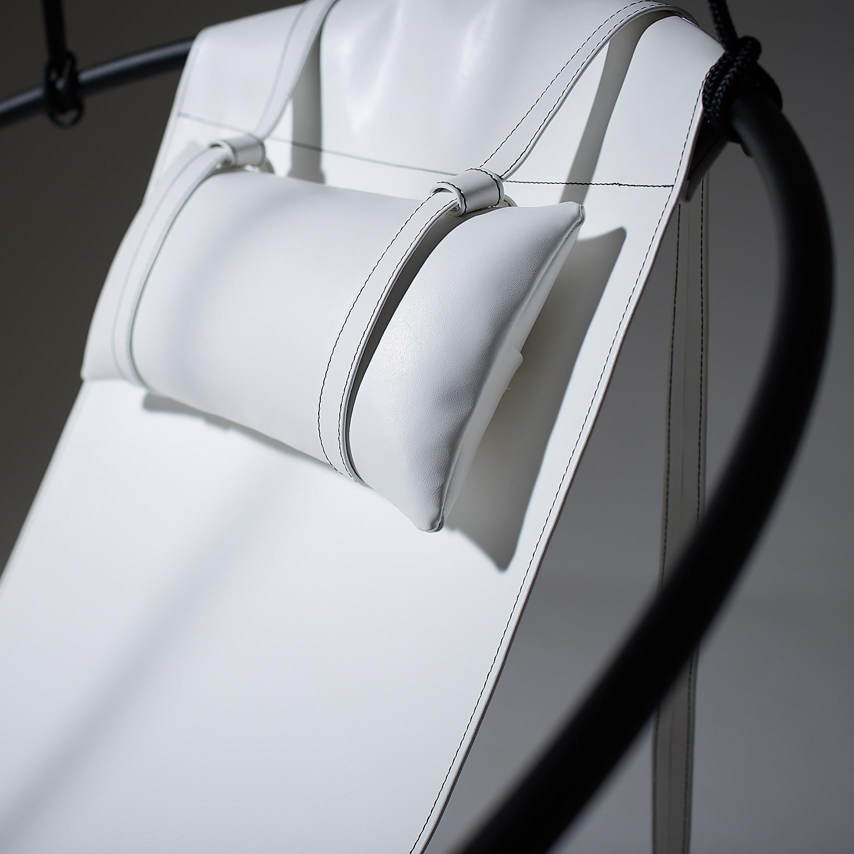 Dépouillé de tout excès, ce fauteuil suspendu présente un cadre circulaire dans lequel pendent des feuilles de cuir souple, pour créer une expérience élégante, sexy et très confortable. Les lignes épurées et la légèreté de cette chaise lui