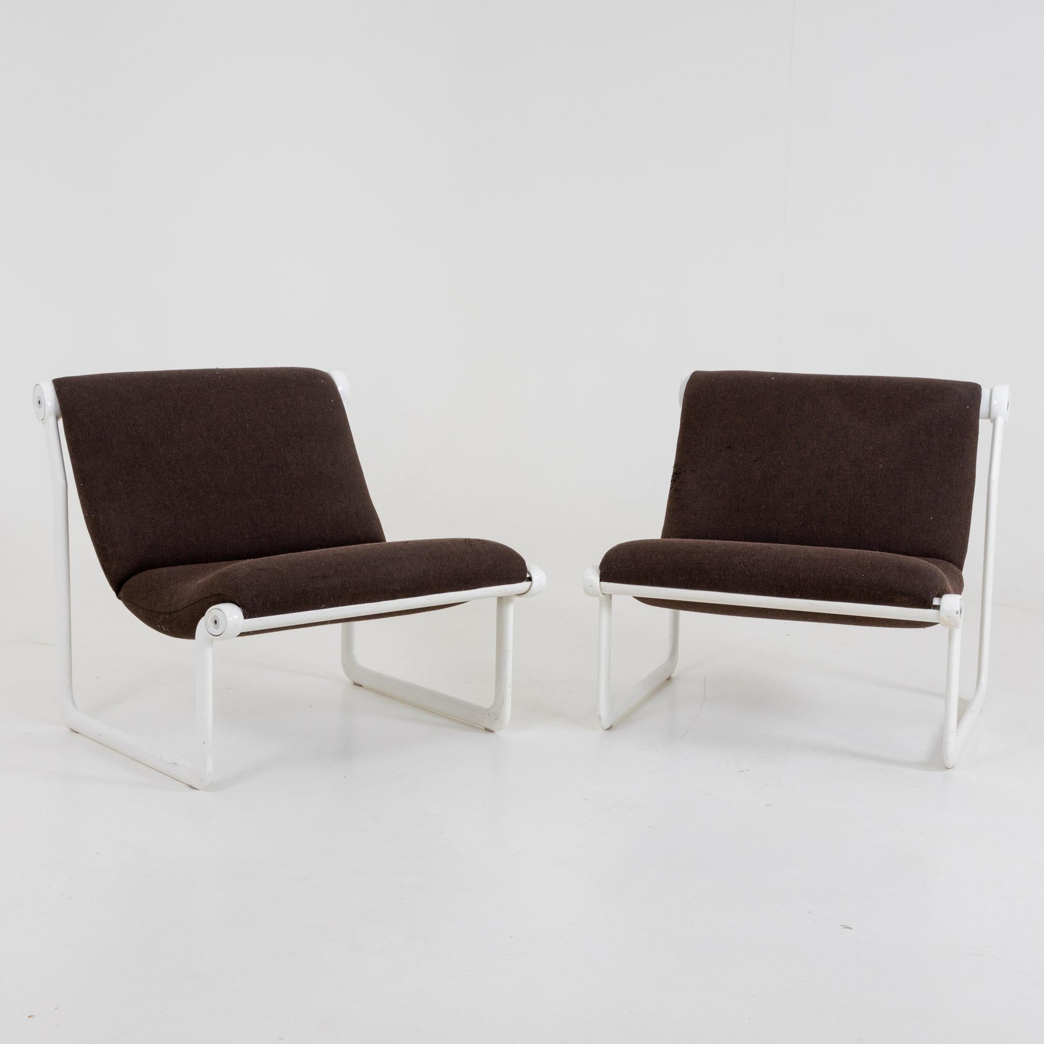 Ein Paar Sling Lounge Stühle mit weißem Aluminiumrahmen und braunem Bezug.