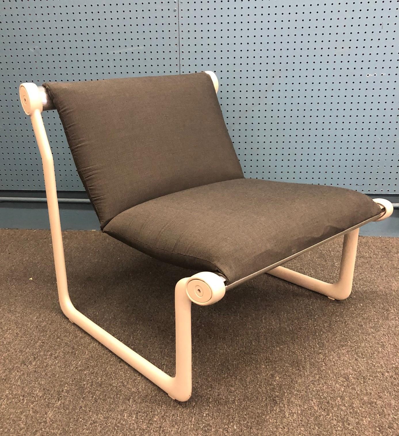 Handsome sling lounge chair designed by Hannah & Morrison for Knoll International, Inc., circa 1980. The chair was designed by the collaboration of Pratt Institute alumnus Bruce Hannah and Andrew Morrison for Knoll International, where they were