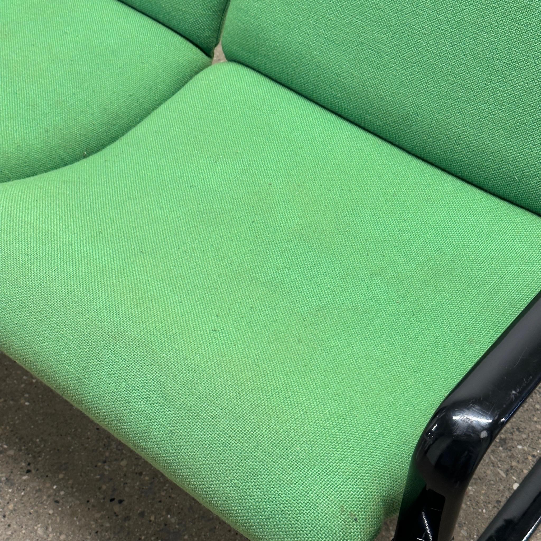 c. 1970s. Disegnato da Hannah e Morrison per Knoll. Tessuto verde originale con struttura interamente in metallo. 