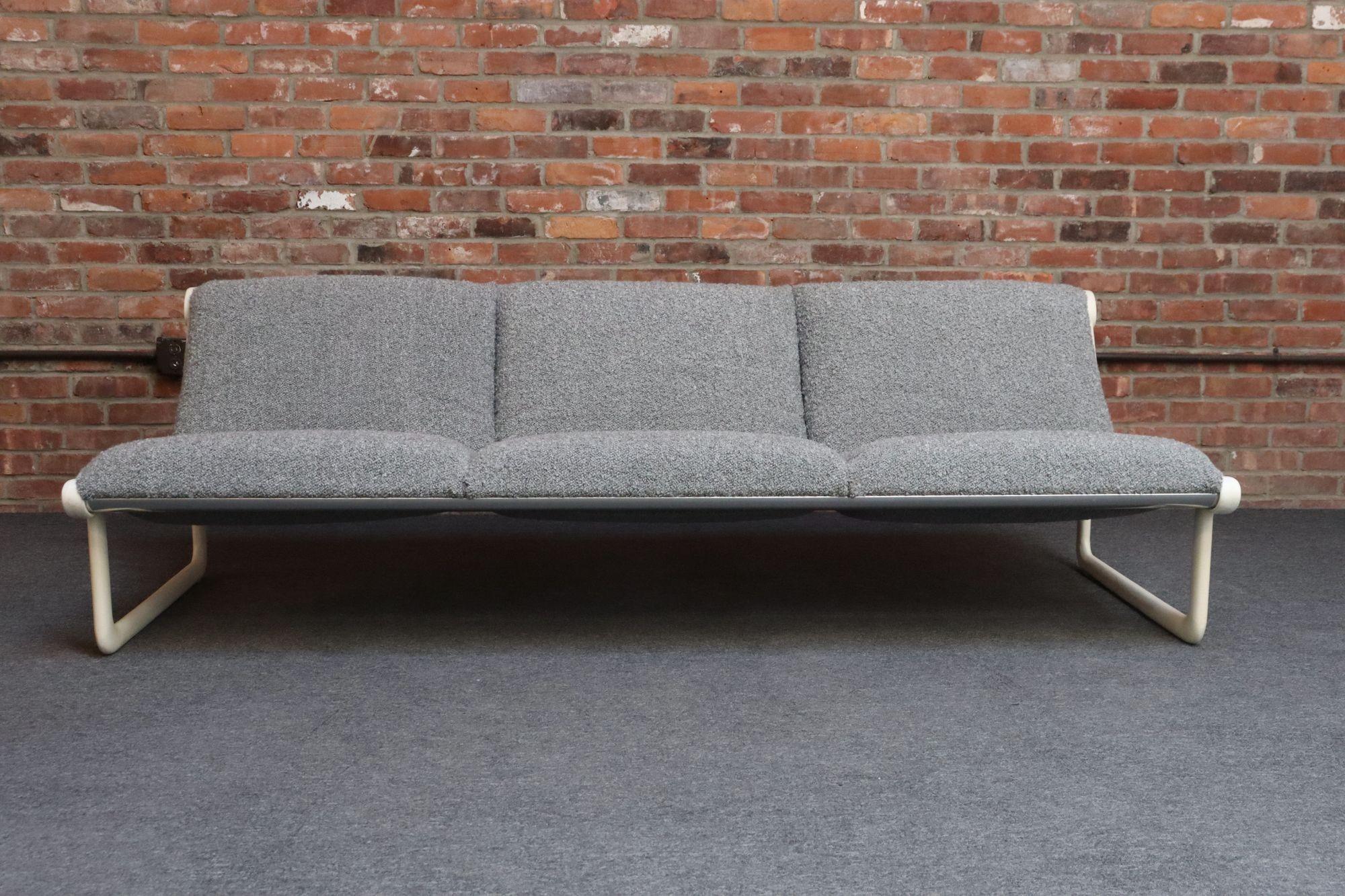Divano vintage a tre posti senza braccioli in bouclé color carbone con struttura in acciaio verniciato a polvere bianco sporco, disegnato da Bruce Hannah & Andrew Morrison per Knoll (1971, New York, NY USA). Il design si ispira all'alluminio estruso