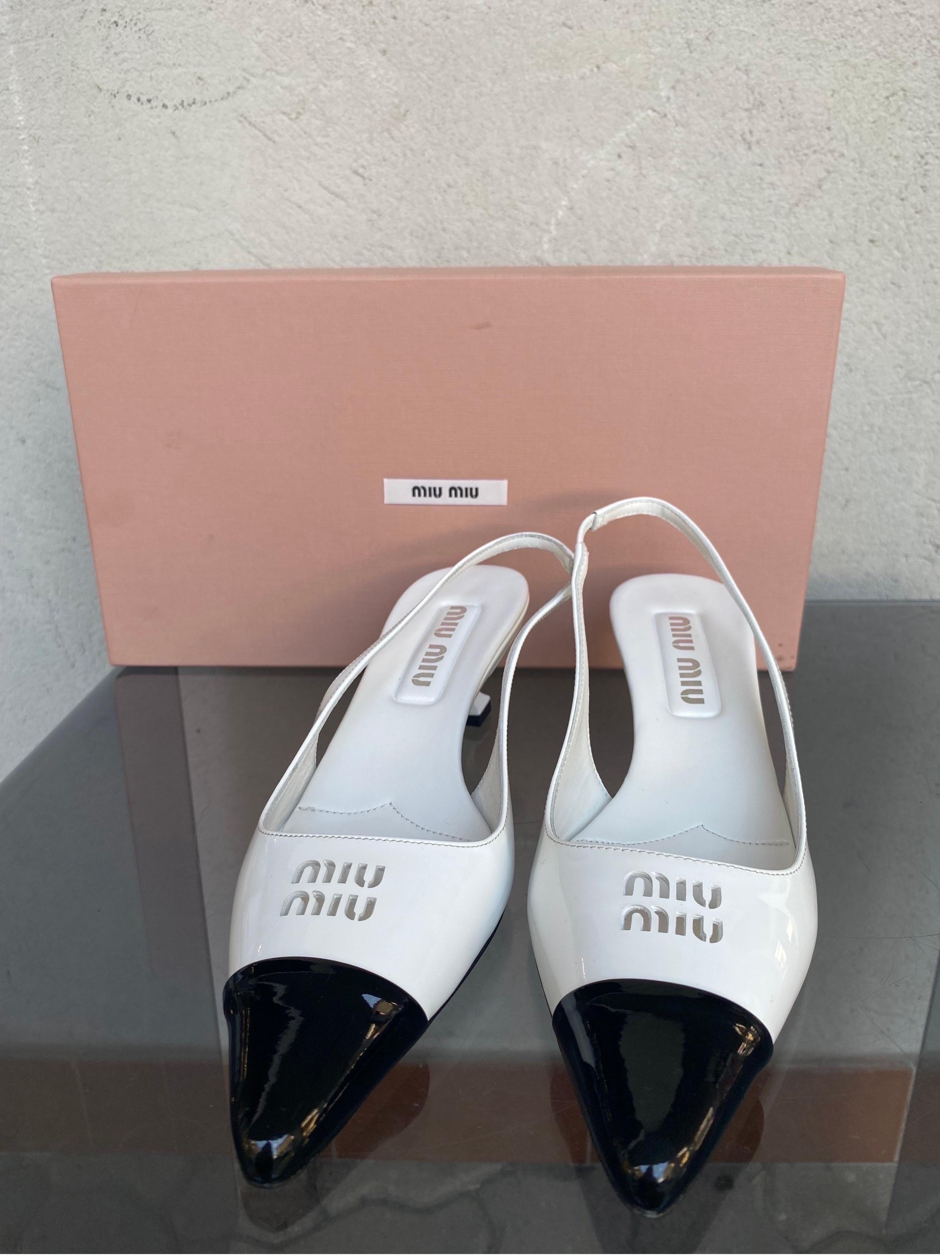 Two-tone sling back mules by Miu Miu.
with elastic strap.
written miu miu on the front is perforated.
Number 37
4.5 heel 
Sole 24.5
With original box, like new condition. Never worn.