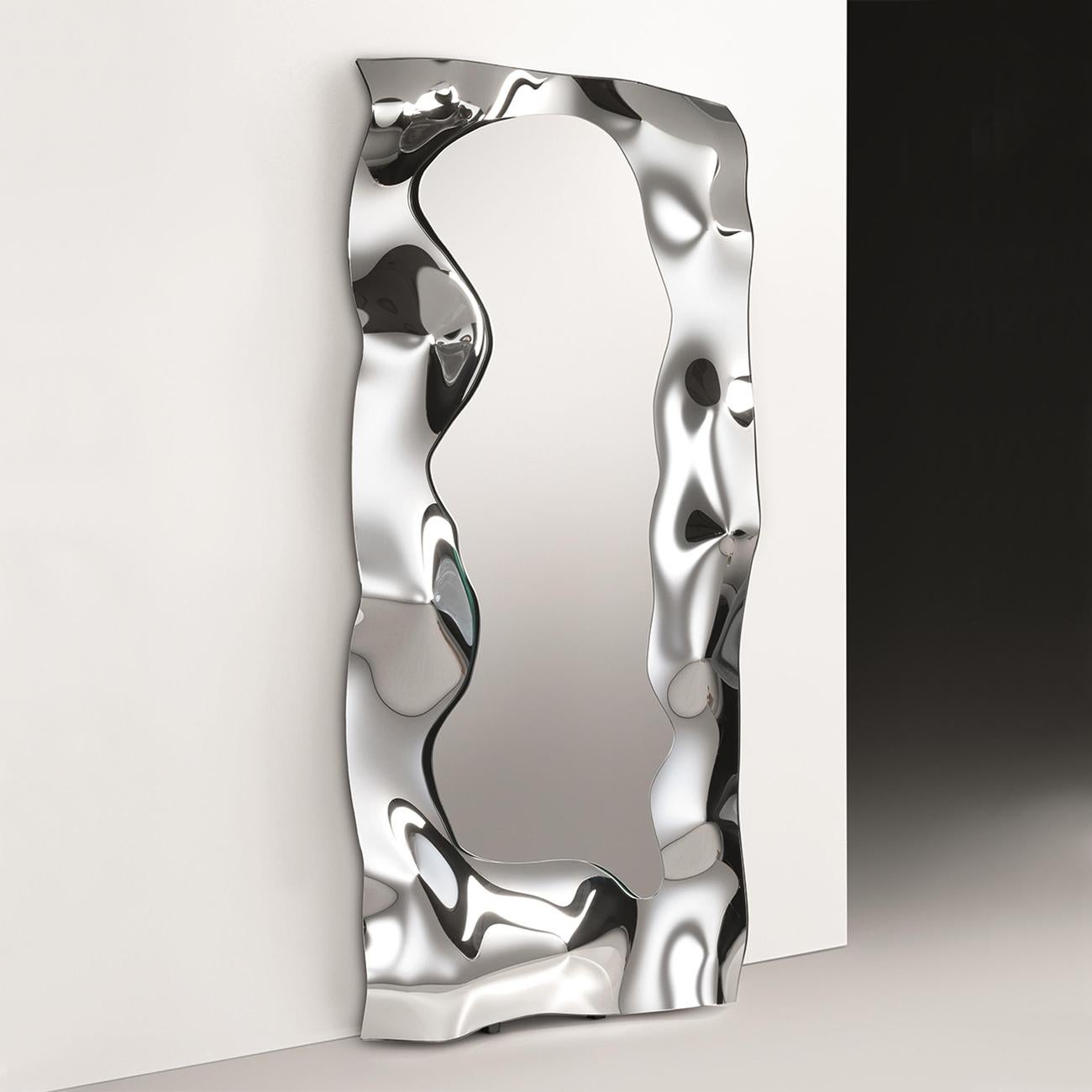 Miroir plein en verre miroir fondu à haute température,
6mm d'épaisseur. Avec un cadre en métal poli. Retour du miroir
finition argentée.