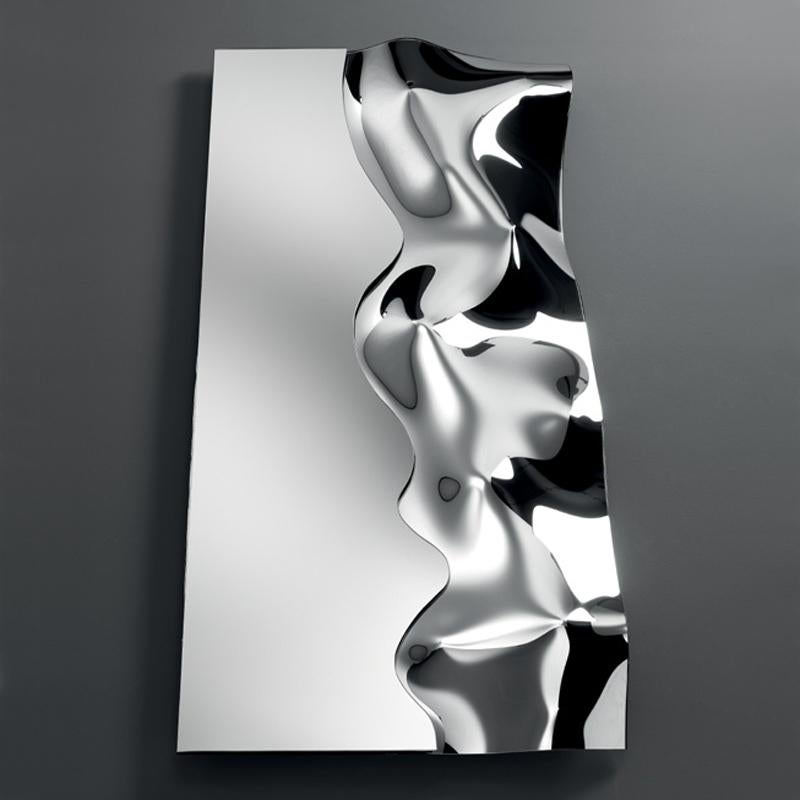 Mirror Slinking Half aus hochtemperaturgeschmolzenem Halbspiegelglas,
6 mm Dicke. Mit halbpoliertem Metallrahmen. Spiegelrückseite in Silber
beenden. 
